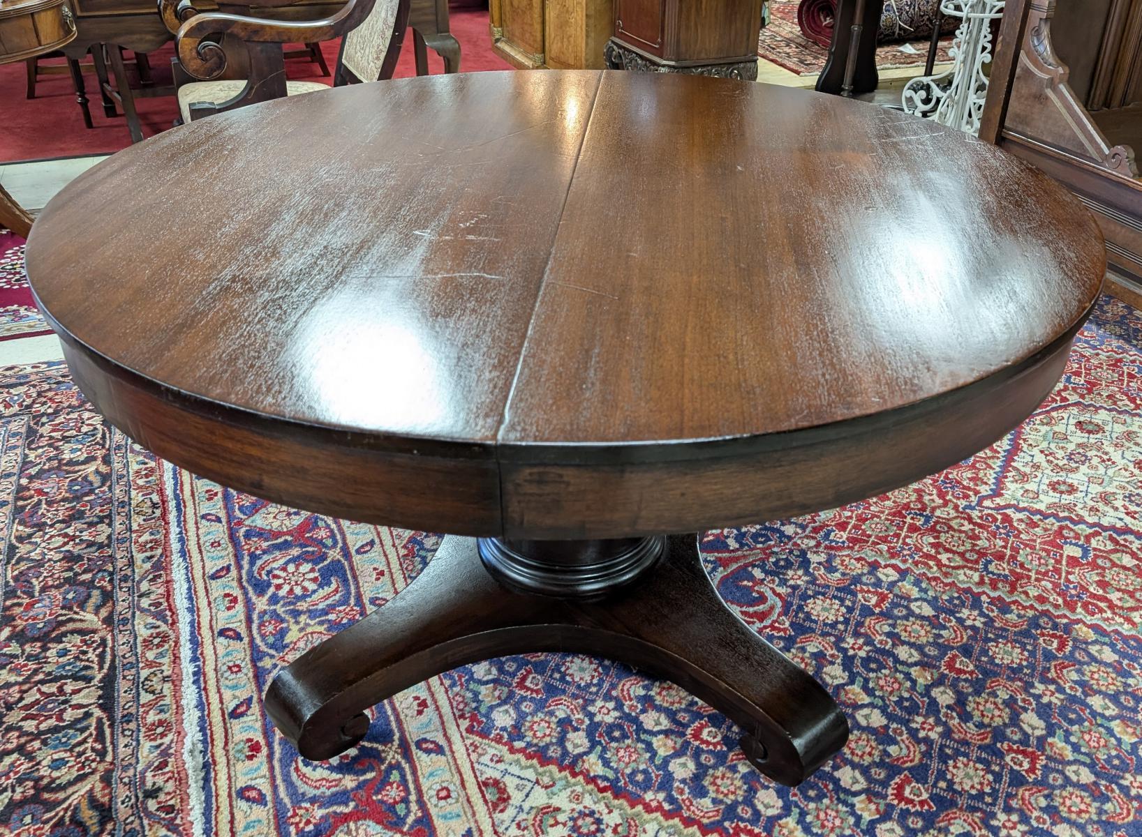 Ancienne table à manger Empire en acajou, ronde, ovale en vente 3