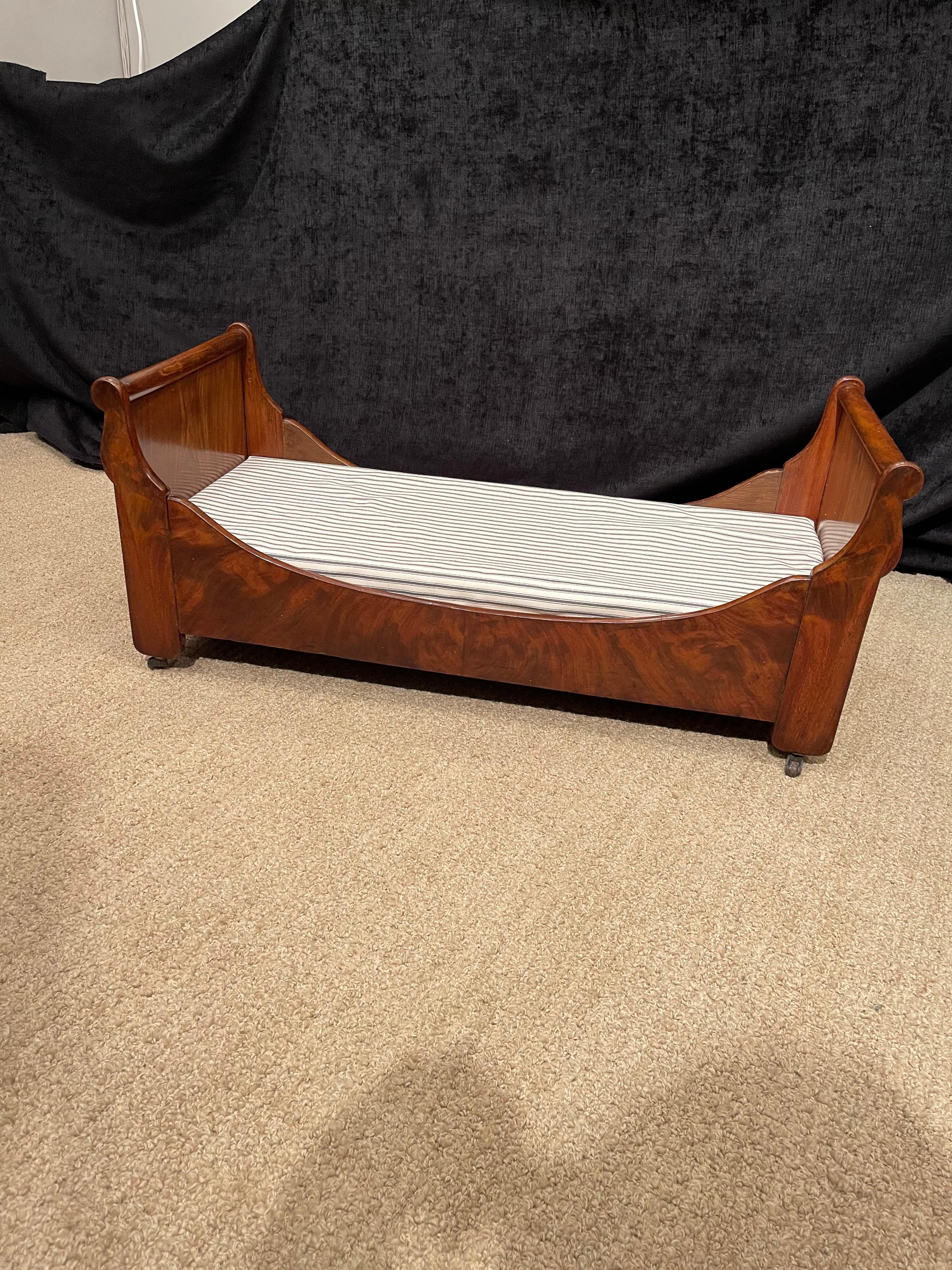 Diese seltene Tischler Beispiel eines antiken Empire Mahagoni Schlitten Bett,
Als Hundebett. Mit neuem Polyschaum-Bett, bezogen mit schwarz-weißem Inlett.