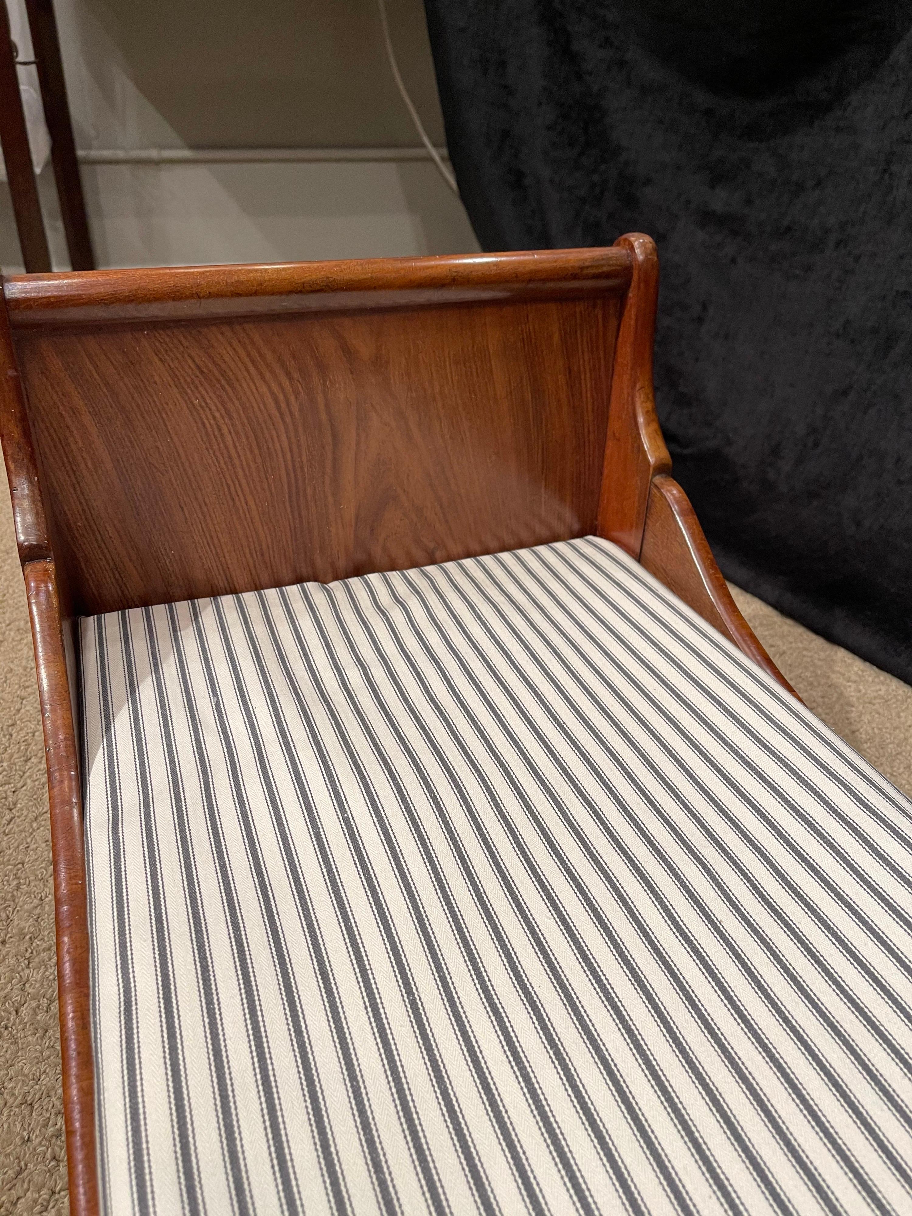 XIXe siècle Ancien lit à traîne Empire en acajou, exemple d'ébéniste, comme lit à chien en vente