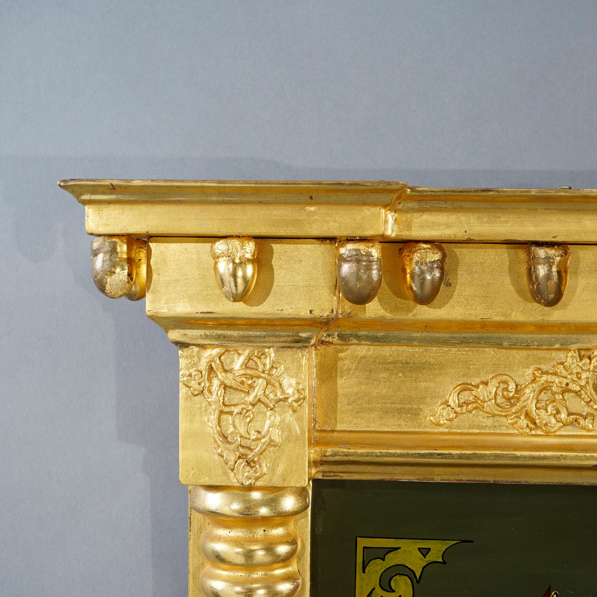 Ein antiker amerikanischer Empire-Trumeau-Spiegel bietet einen Rahmen aus vergoldetem Holz in Säulenform, dessen Oberteil ein rückseitig bemaltes Blumenstillleben aufweist, 19. Jahrhundert.

Maße - 34,5''H x 18,5''W x 3,5''D.