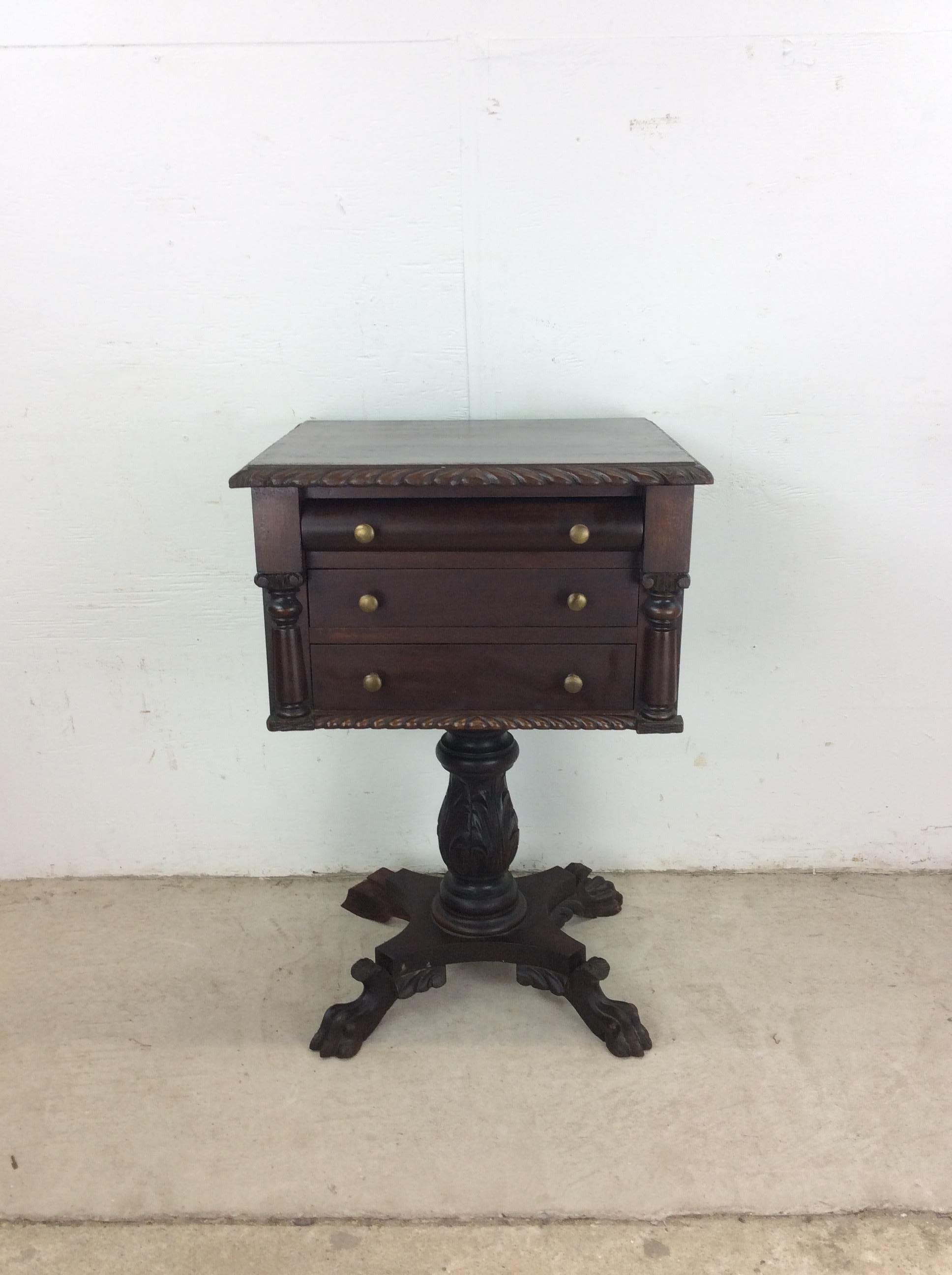 Questo tavolino revival impero presenta una struttura in legno duro, dettagli in mogano intagliato, finitura originale, tre cassetti a coda di rondine con ferramenta in ottone e piedini unici intagliati.

Dimensioni: 20,75 l 17,25 p 30 h

Note sulle