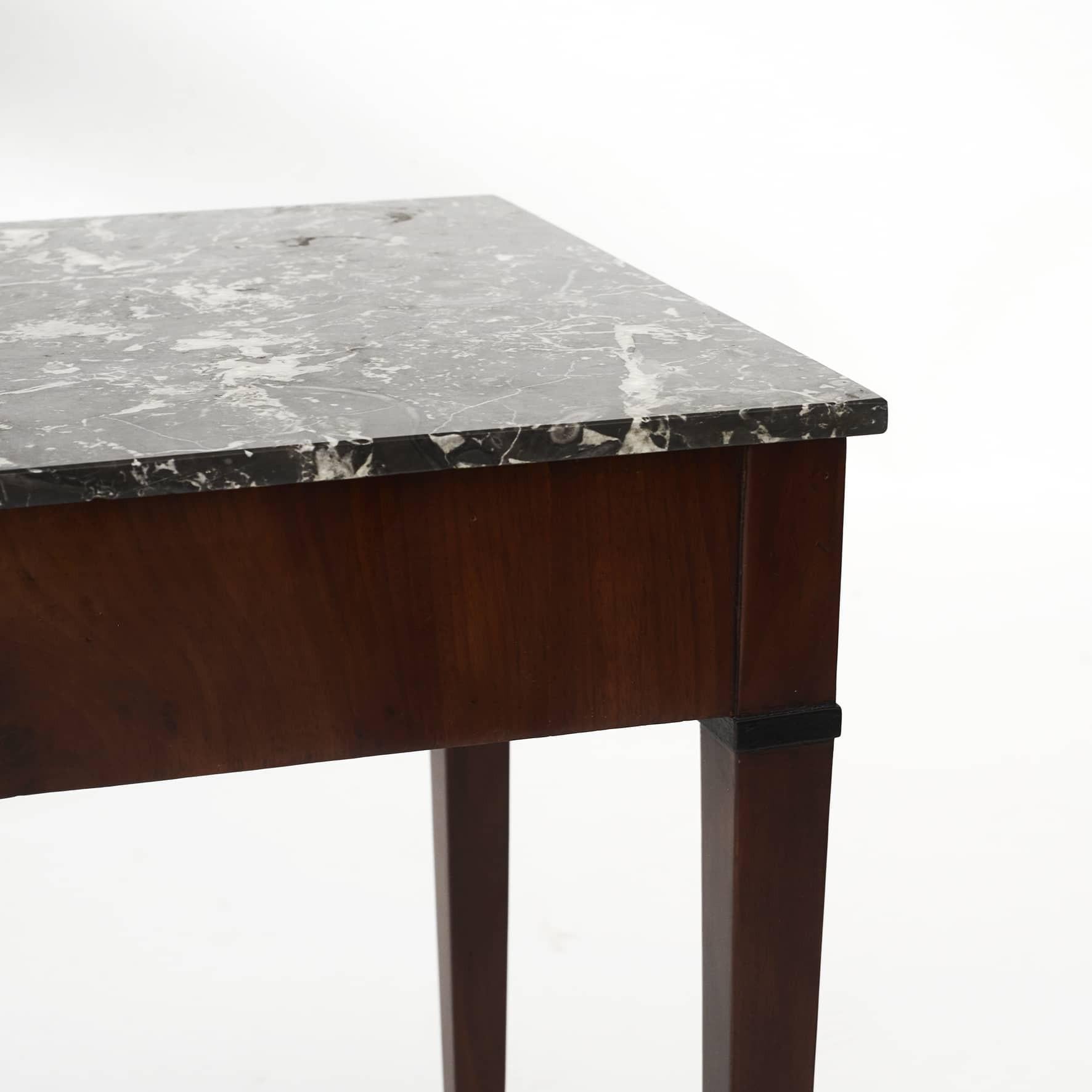 Eleganter dänischer Empire-Beistelltisch aus Mahagoni.
Tischplatte aus belgischem grauem Marmor.
Elegante Intarsien aus dunklem Hartholz auf den Beinen.

Kopenhagen ca. 1810.