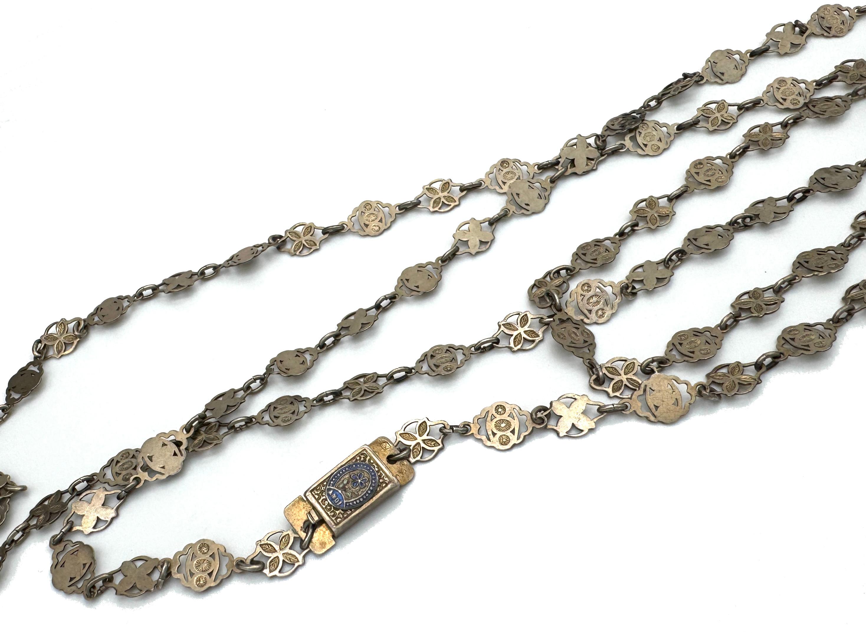 This unusual long silver chain was handcrafted in 1810-1815 ca.  Two different types of ornamental links alternate to make up this Empire sautoir, the French word for a long silver chain. The links are joined by plain oval silver rings. A