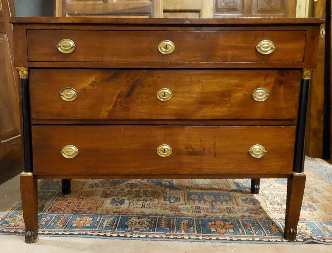 Antique chest of drawers in walnut, Empire style with turned and black lacquered columns, handles and original gilt bronze details, 3 very capacious drawers, hand-built in the early 19th century, in Italy.
Elegant and refined, good looking and