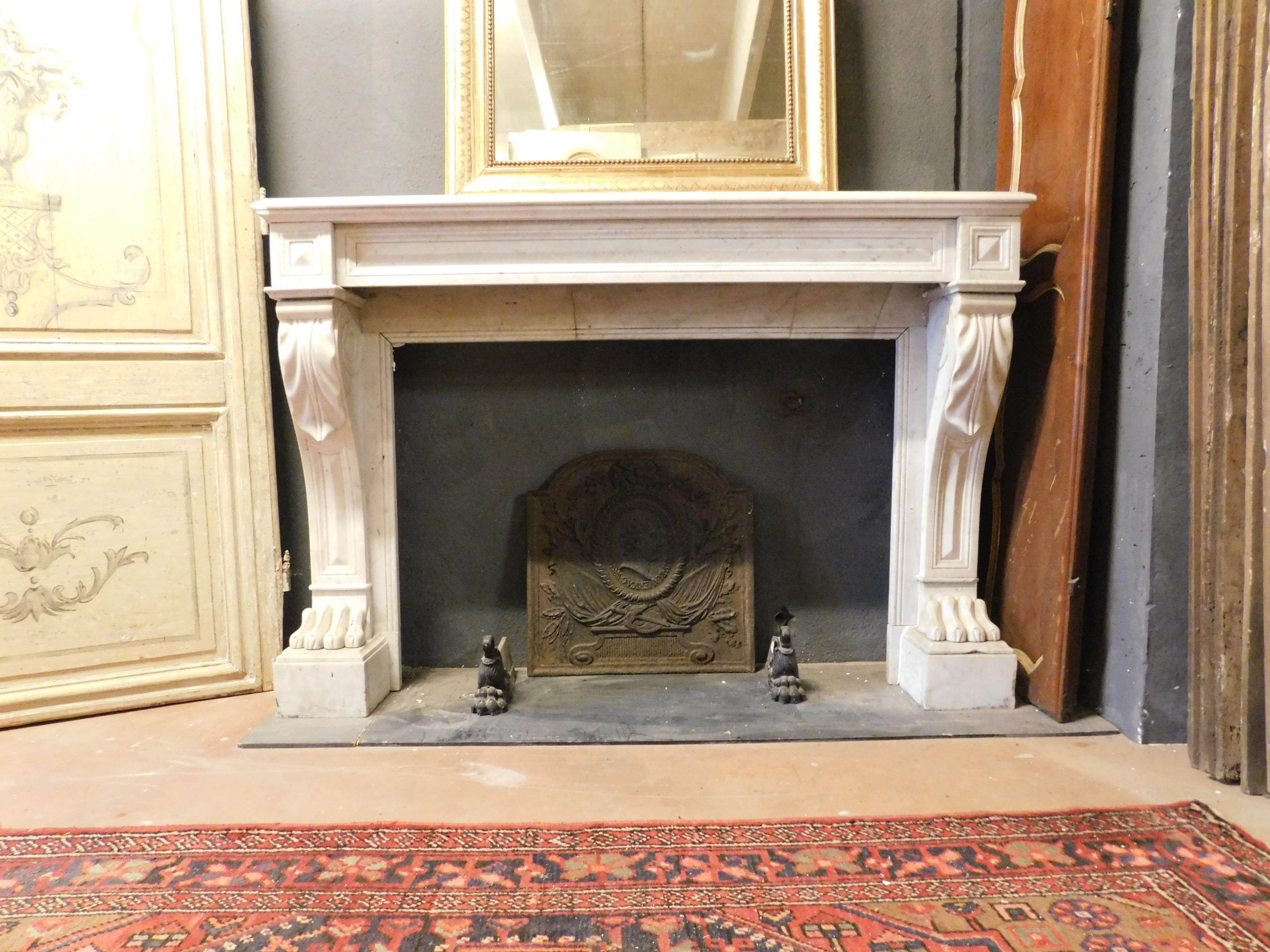Ancient mantle fireplace in perfect Empire style, hand carved in white Carrara marble, has geometric shapes and lions legs on the feet, good state of conservation, produced in the early 1800s in France.
Perfect to give a classic and stylish effect