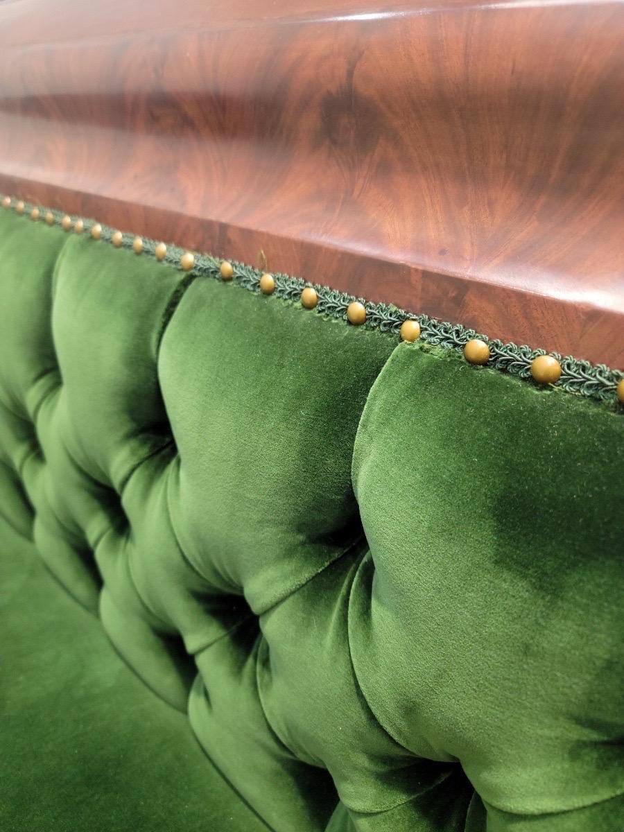 Velours Antique Style Empire Swan Swan Grecian Sofa Newly Upholstering en vente