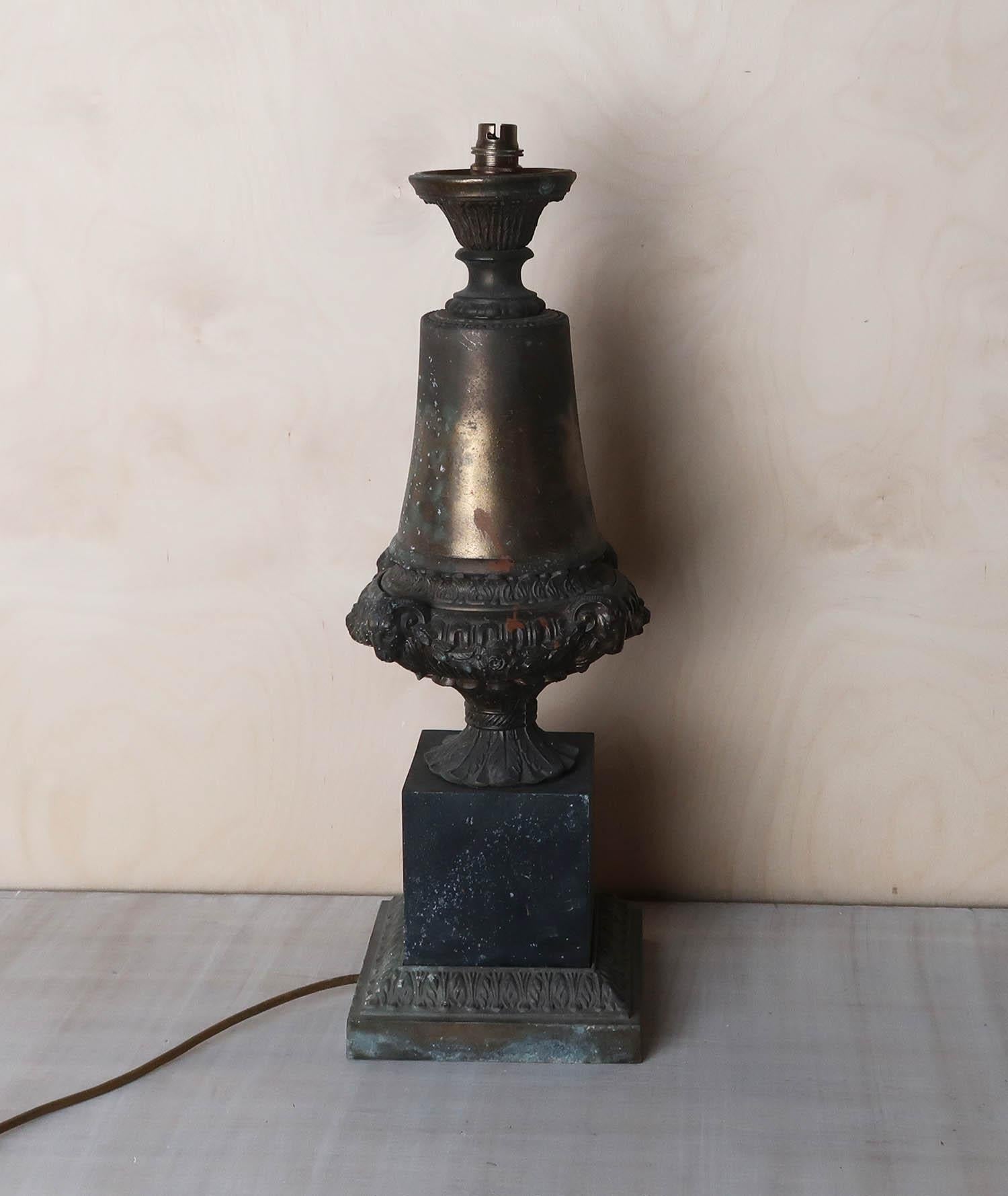 Lampe de table ancienne en zinc brut de style Empire. Français C.C. en vente 4