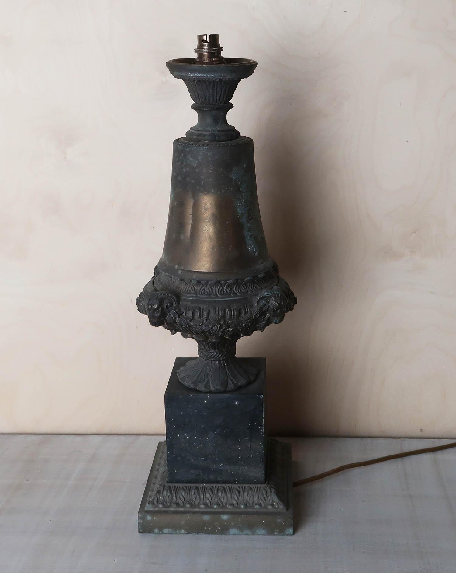 Lampe de table ancienne en zinc brut de style Empire. Français C.C. en vente 5