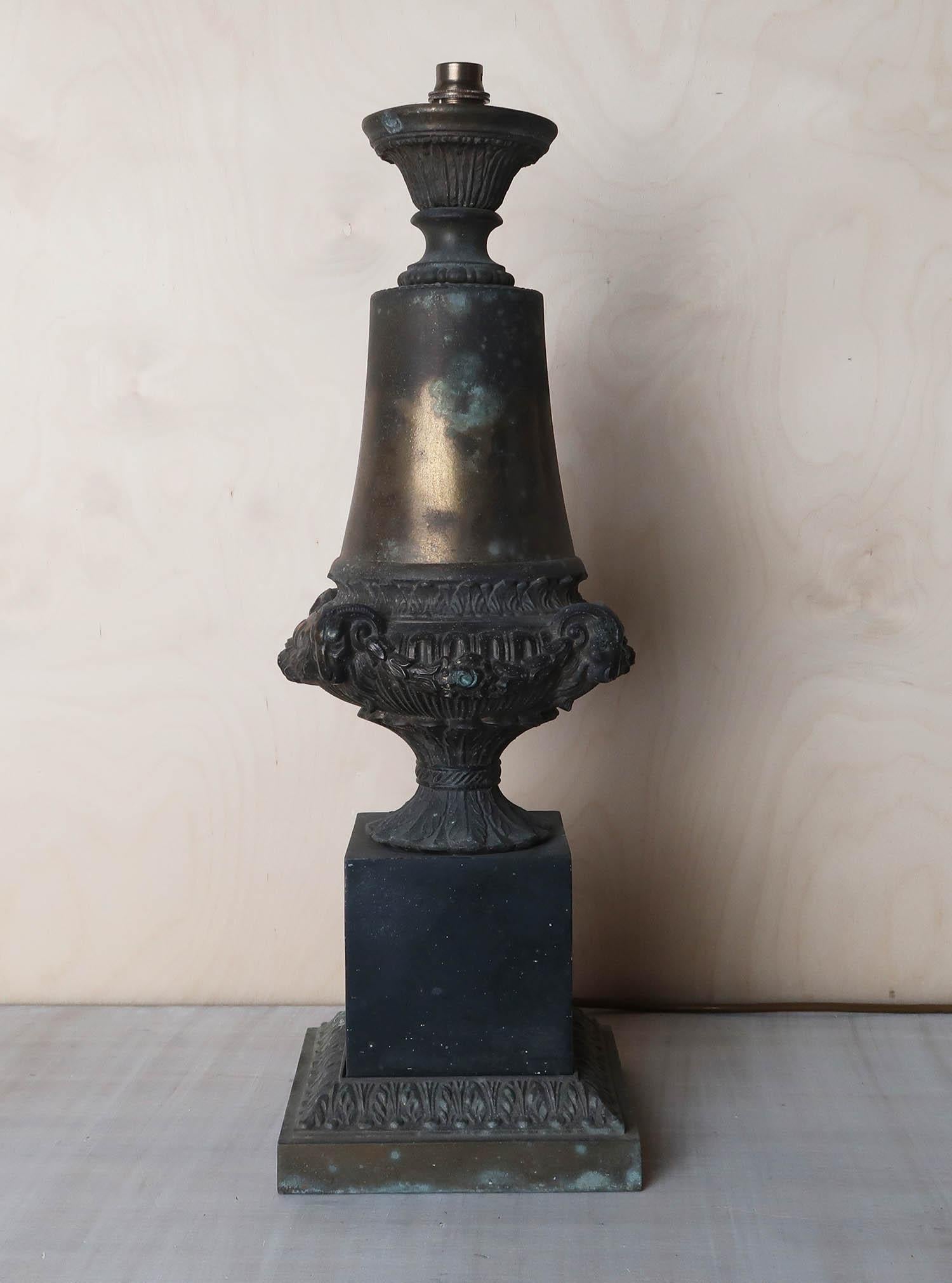 Moulage Lampe de table ancienne en zinc brut de style Empire. Français C.C. en vente