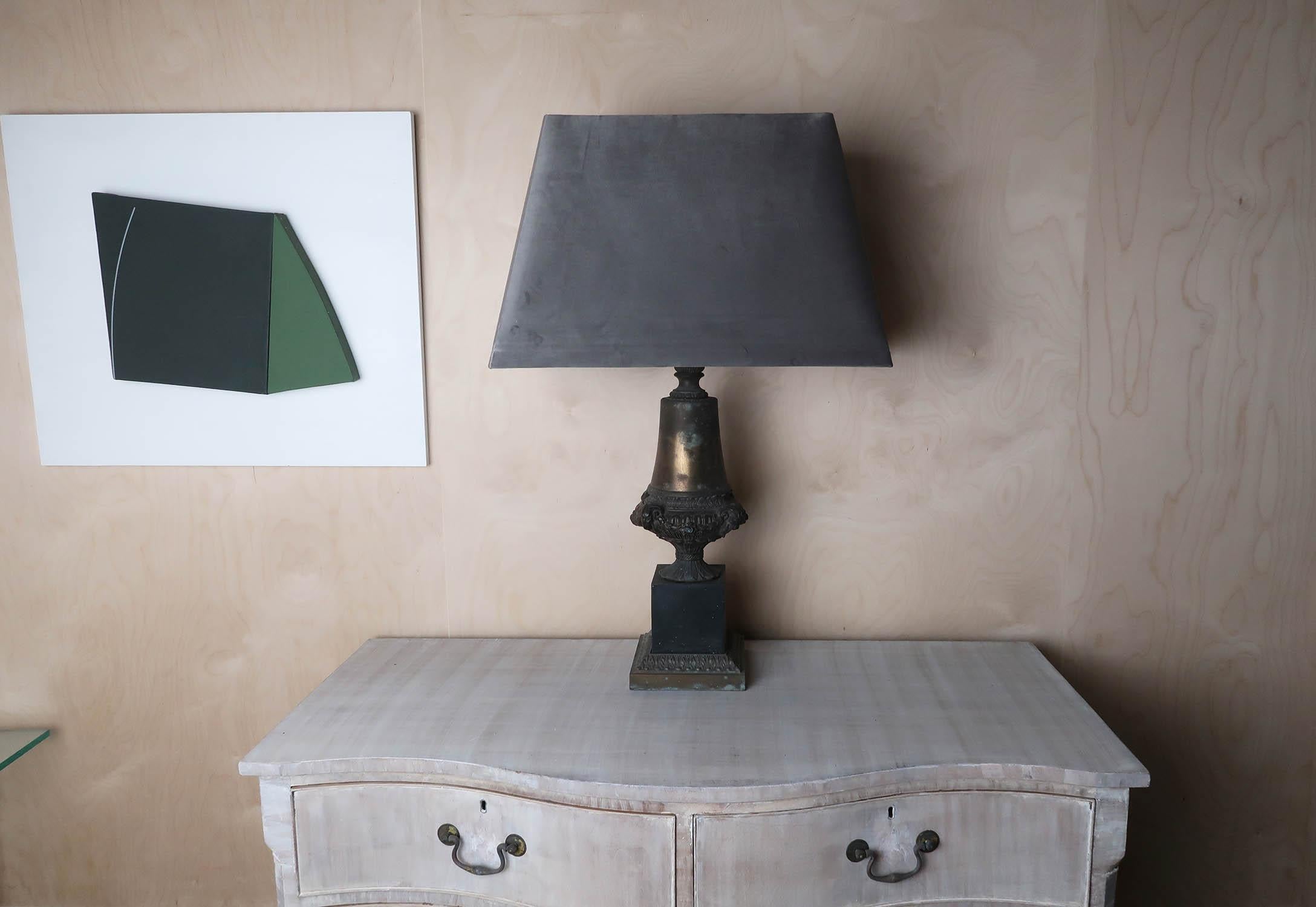20ième siècle Lampe de table ancienne en zinc brut de style Empire. Français C.C. en vente