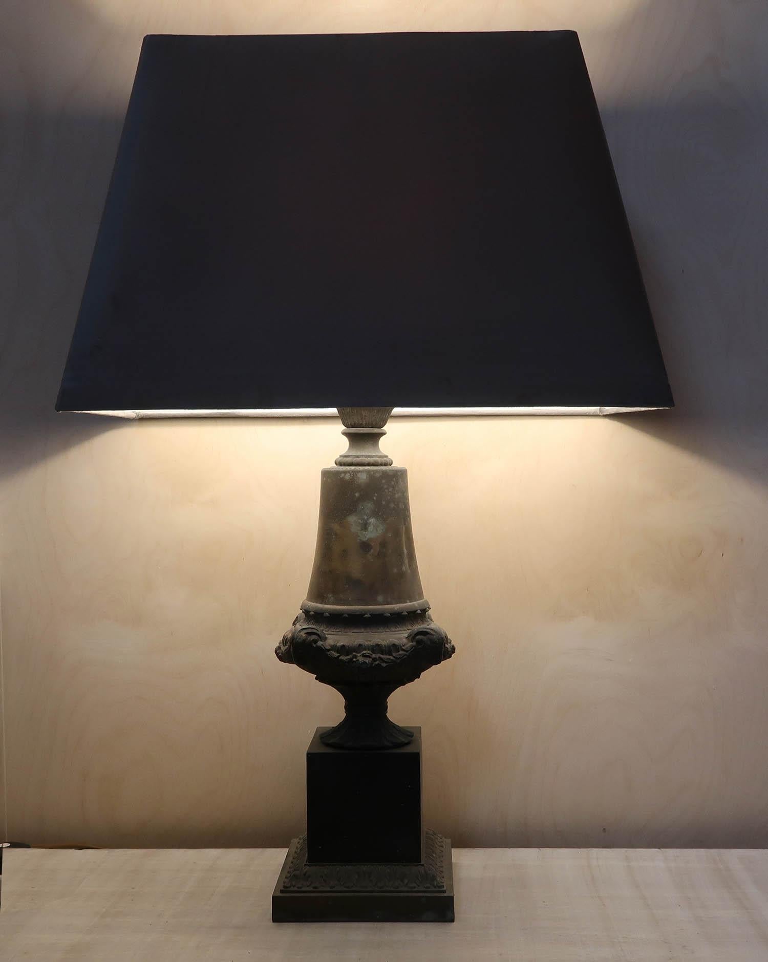 Zinc brut Lampe de table ancienne en zinc brut de style Empire. Français C.C. en vente