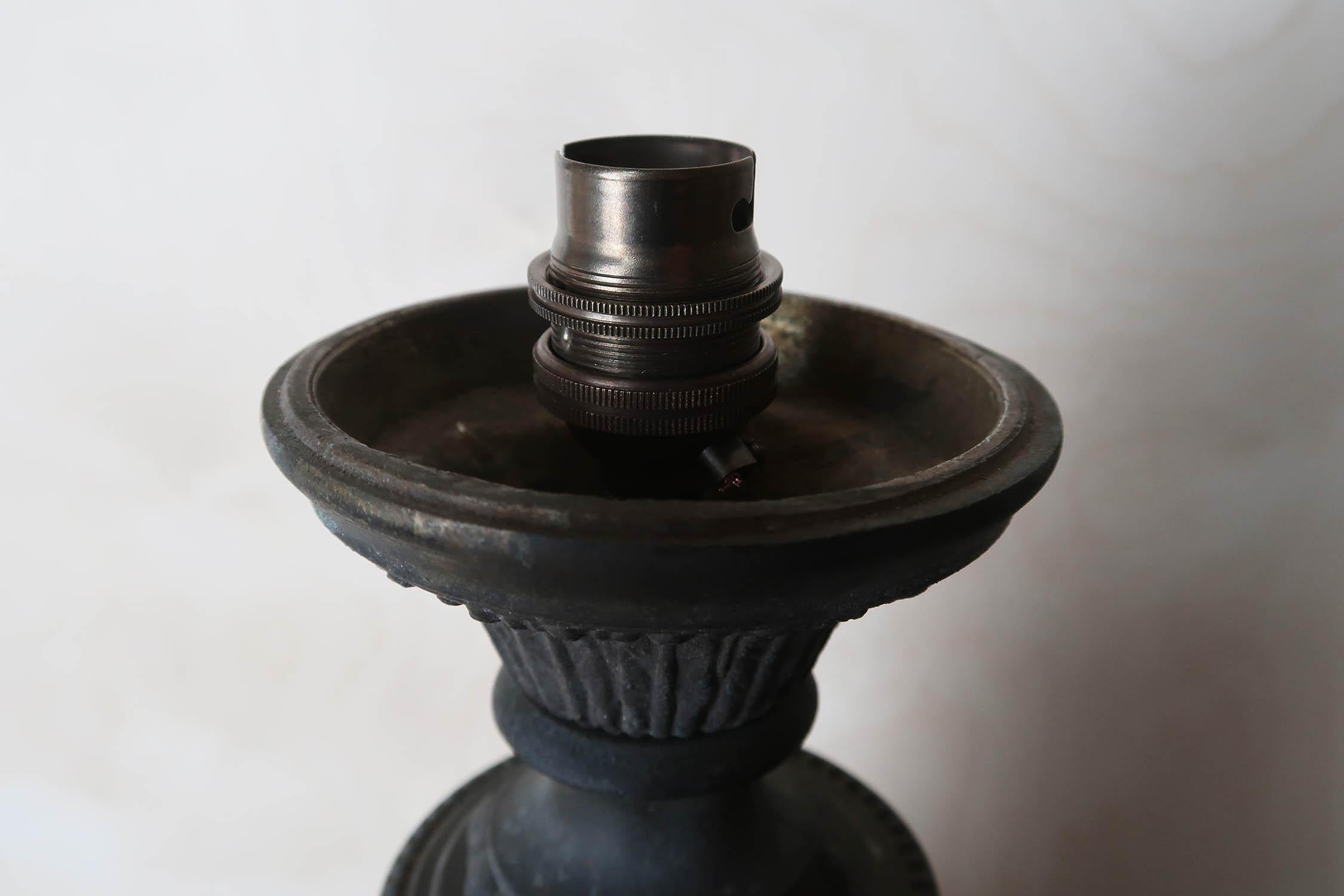 Lampe de table ancienne en zinc brut de style Empire. Français C.C. en vente 1