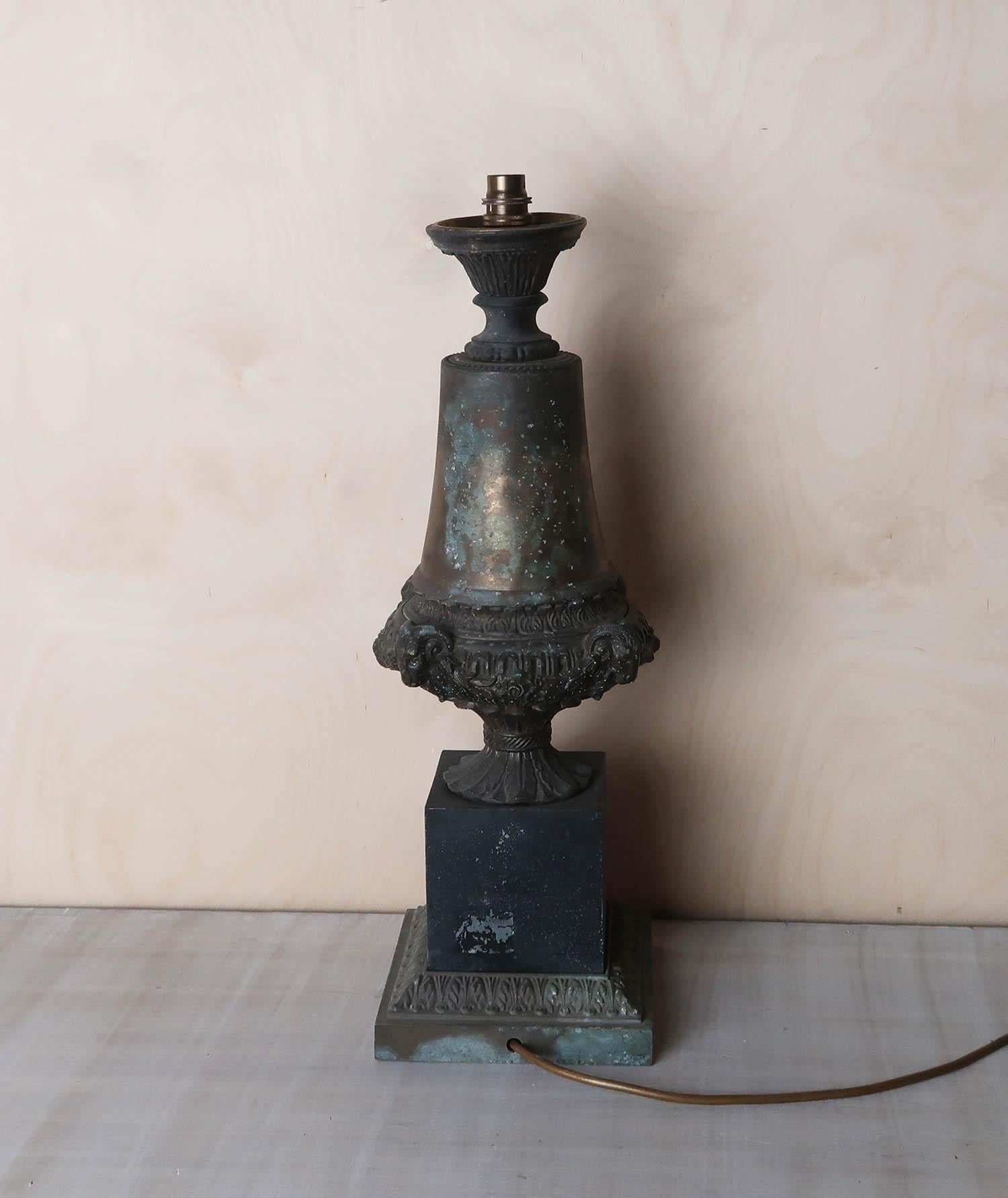 Lampe de table ancienne en zinc brut de style Empire. Français C.C. en vente 3