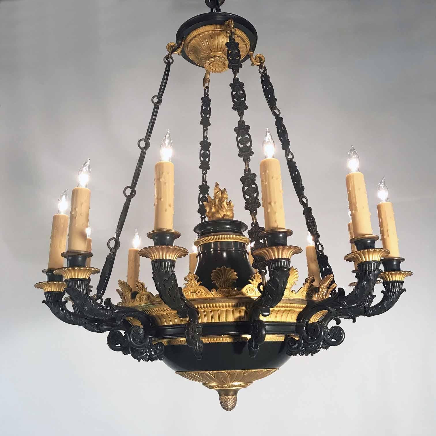 Français Lustre ancien de style Empire à douze lumières en bronze doré en vente