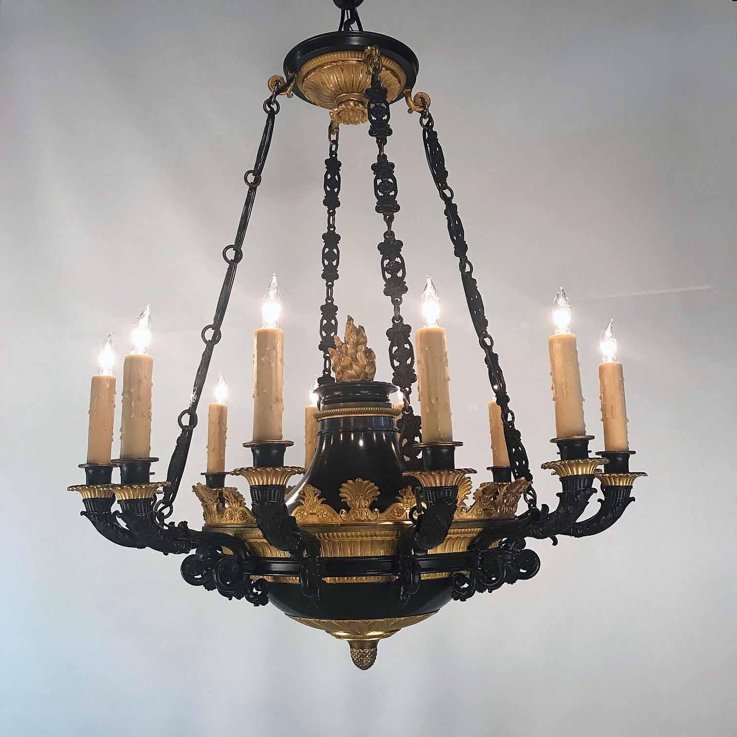 Antique Empire Style Twelve-Light Gilt Bronze Chandelier In Good Condition For Sale In Montreal, QC