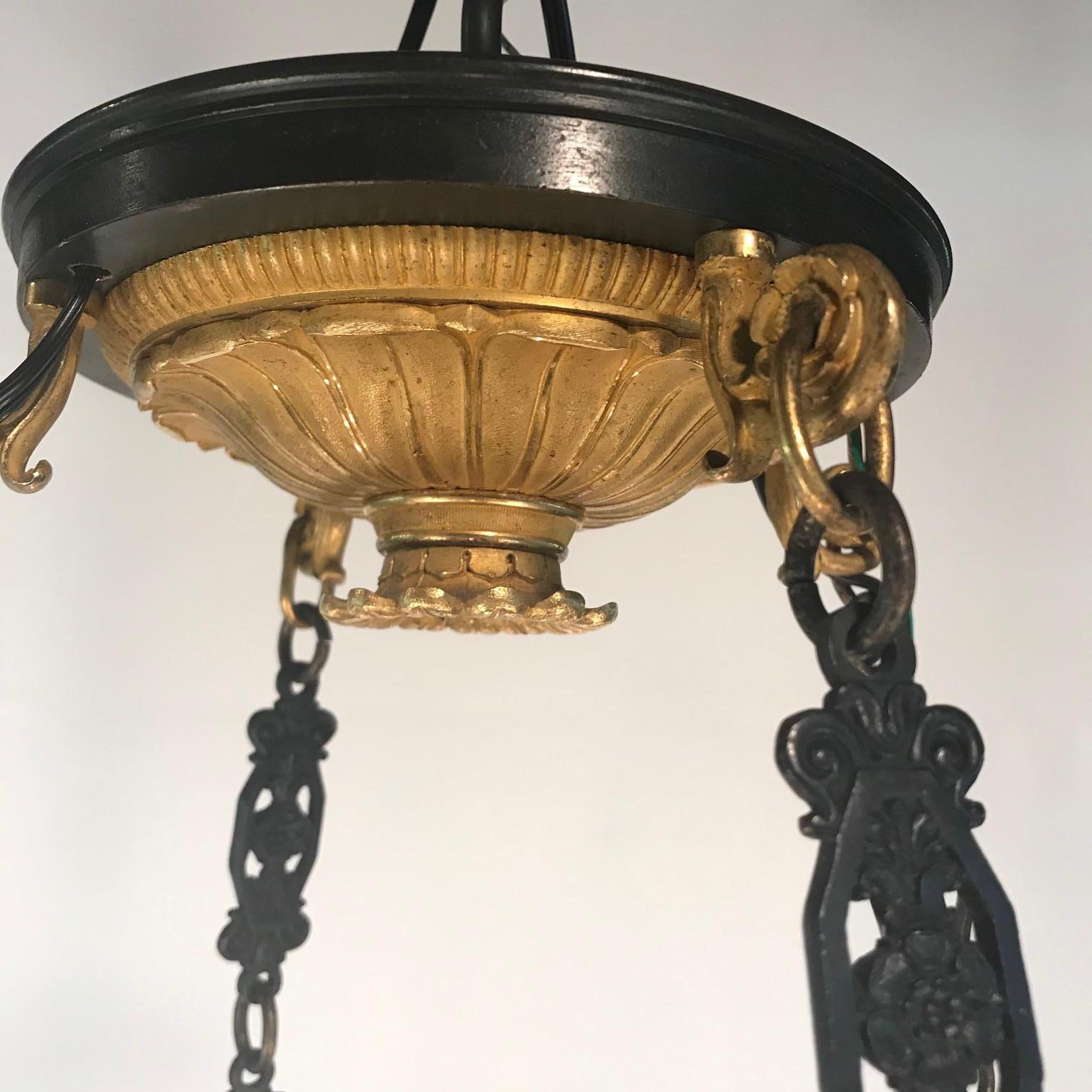 Lustre ancien de style Empire à douze lumières en bronze doré Bon état - En vente à Montreal, QC