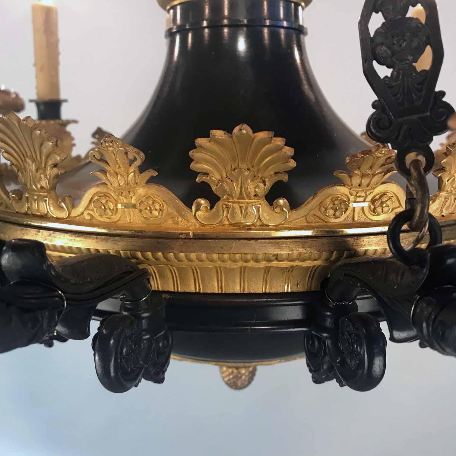 Bronze Lustre ancien de style Empire à douze lumières en bronze doré en vente