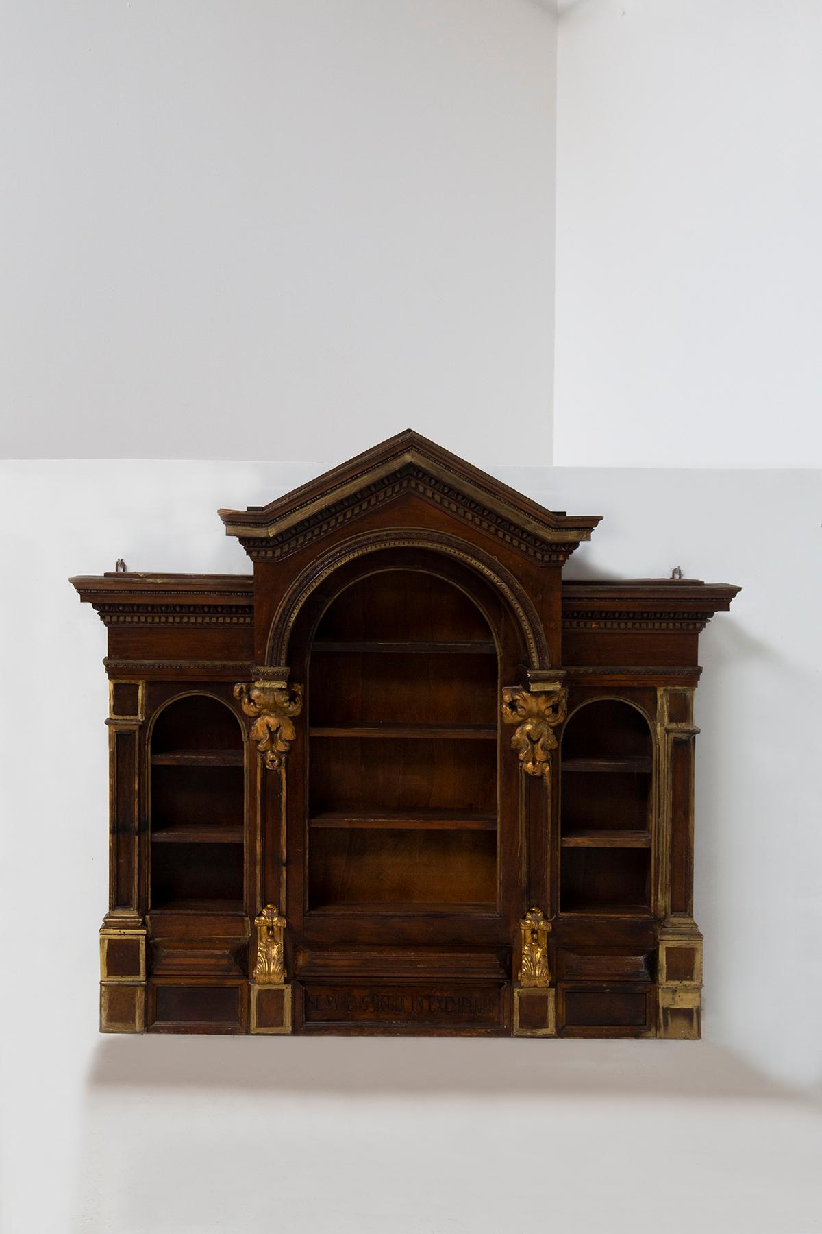 Antiker Bücherschrank im Empire-Stil an der Wand (Mittleres 19. Jahrhundert) im Angebot