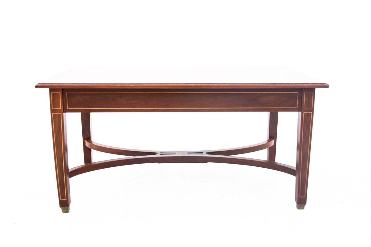 An antique table in the Empire style from the beginning of the 20th century, around 1900. Made in Scandinavia.
Very good condition, after professional renovation.

Dimensions: H. 52.5 cm / W. 107 cm / D. 63 cm.