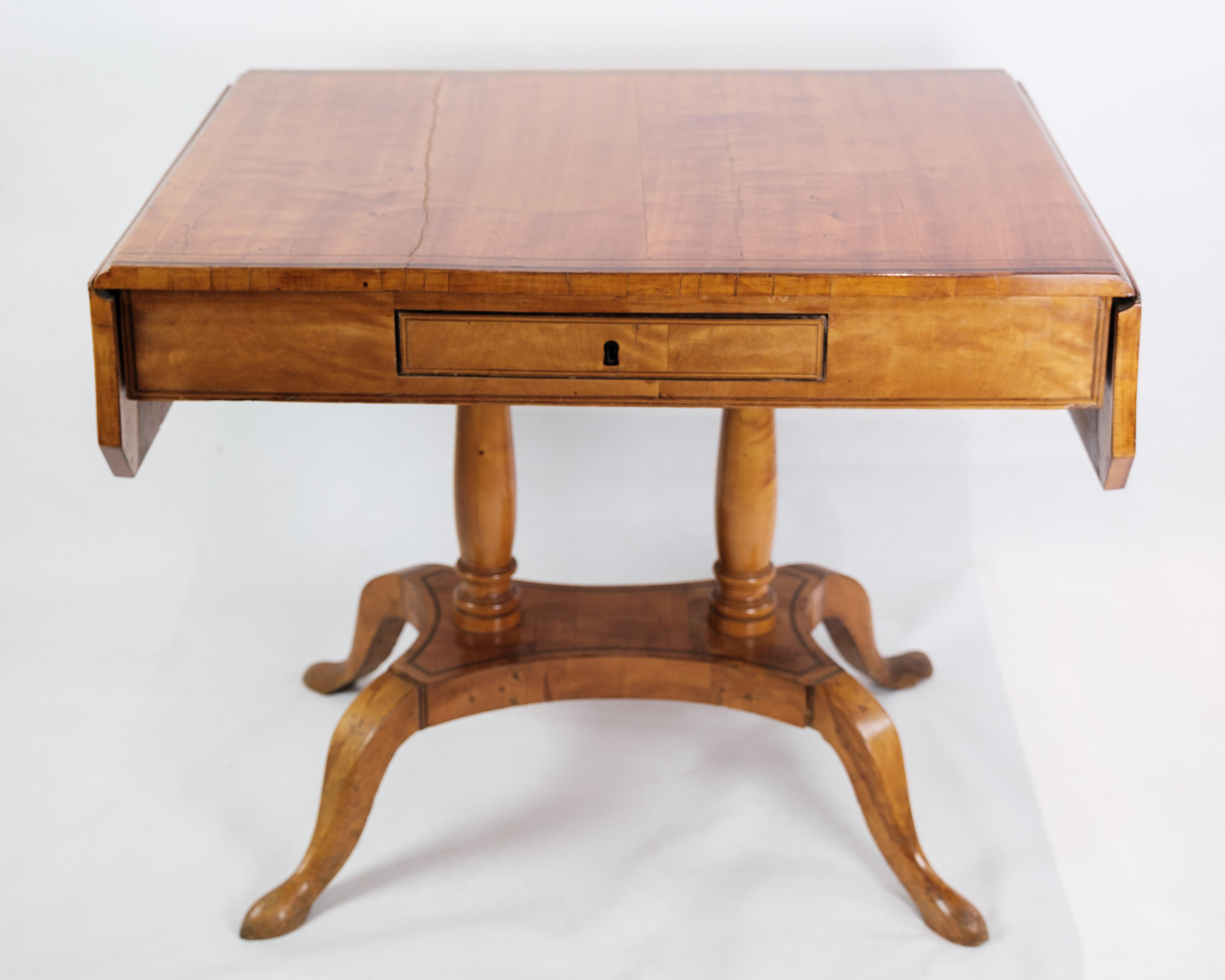 La table de salle à manger Empire, une pièce ancienne ornée d'un travail d'intarsia complexe, fabriquée en bois de bouleau et originaire du Danemark en 1840, est un témoignage remarquable du savoir-faire et de la grandeur de l'ère