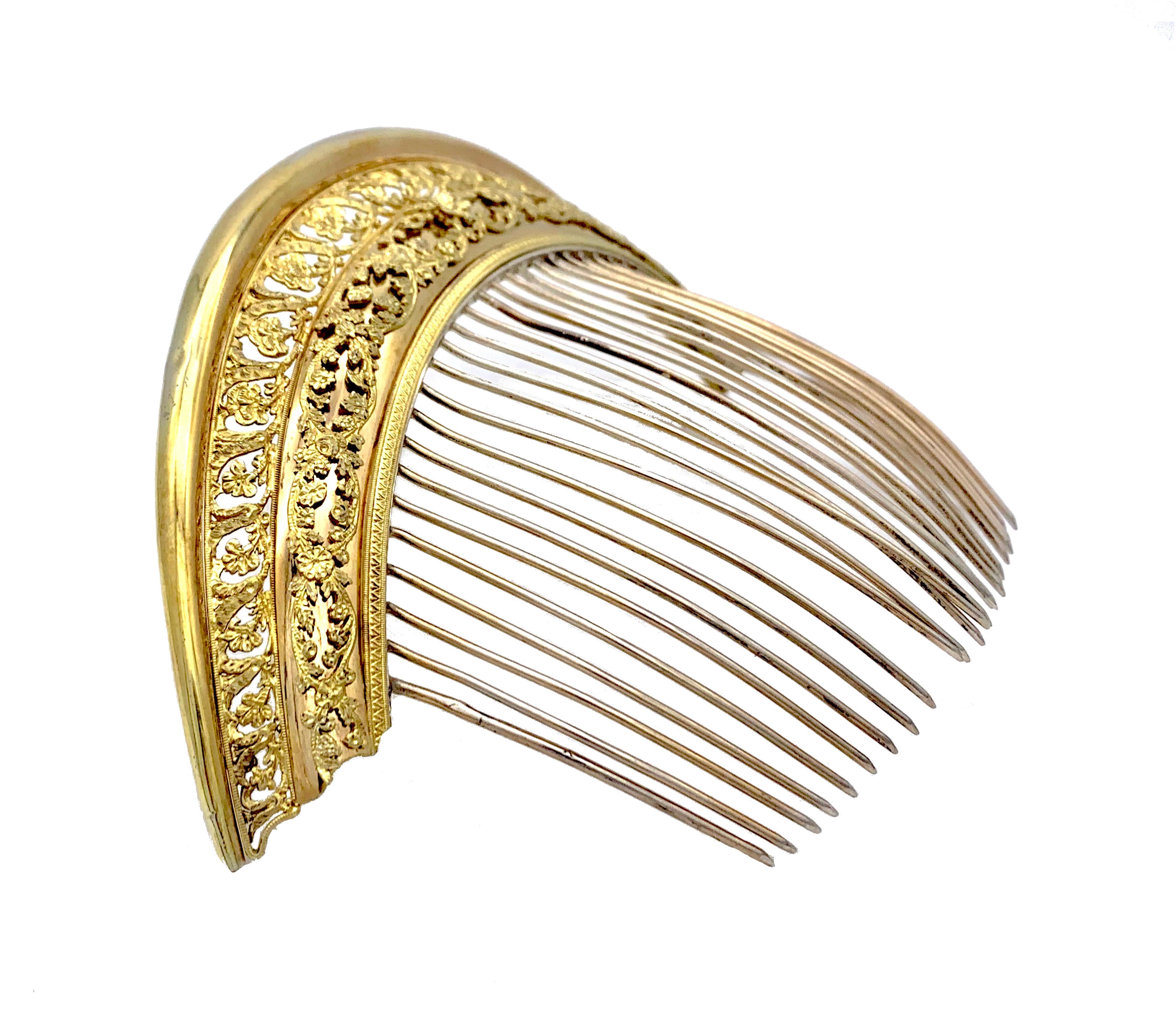 Dieser atemberaubende Haarkamm wurde um 1810 in Frankreich handgefertigt. Das Diadem ist aus feuervergoldetem Messing gefertigt. Die Oberseite des Kammes ist aus poliertem, feuervergoldetem Metall gefertigt. Unter dem schlichten Oberteil  sehen wir