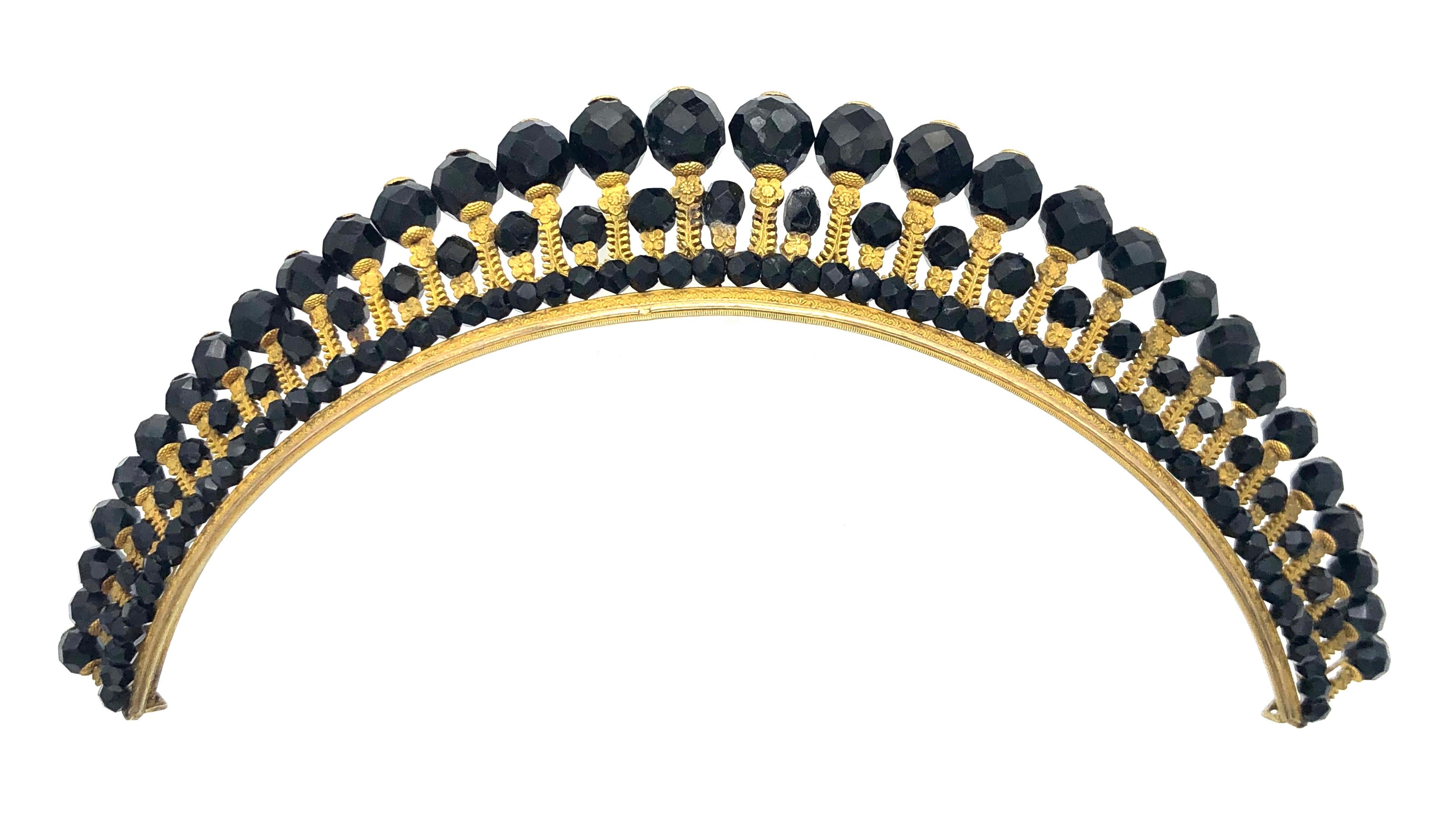 Les diadèmes de la période Empire sont en effet très rares. Ce bel exemple est fait de perles d'onyx ciselées et de métal doré au feu finement travaillé.