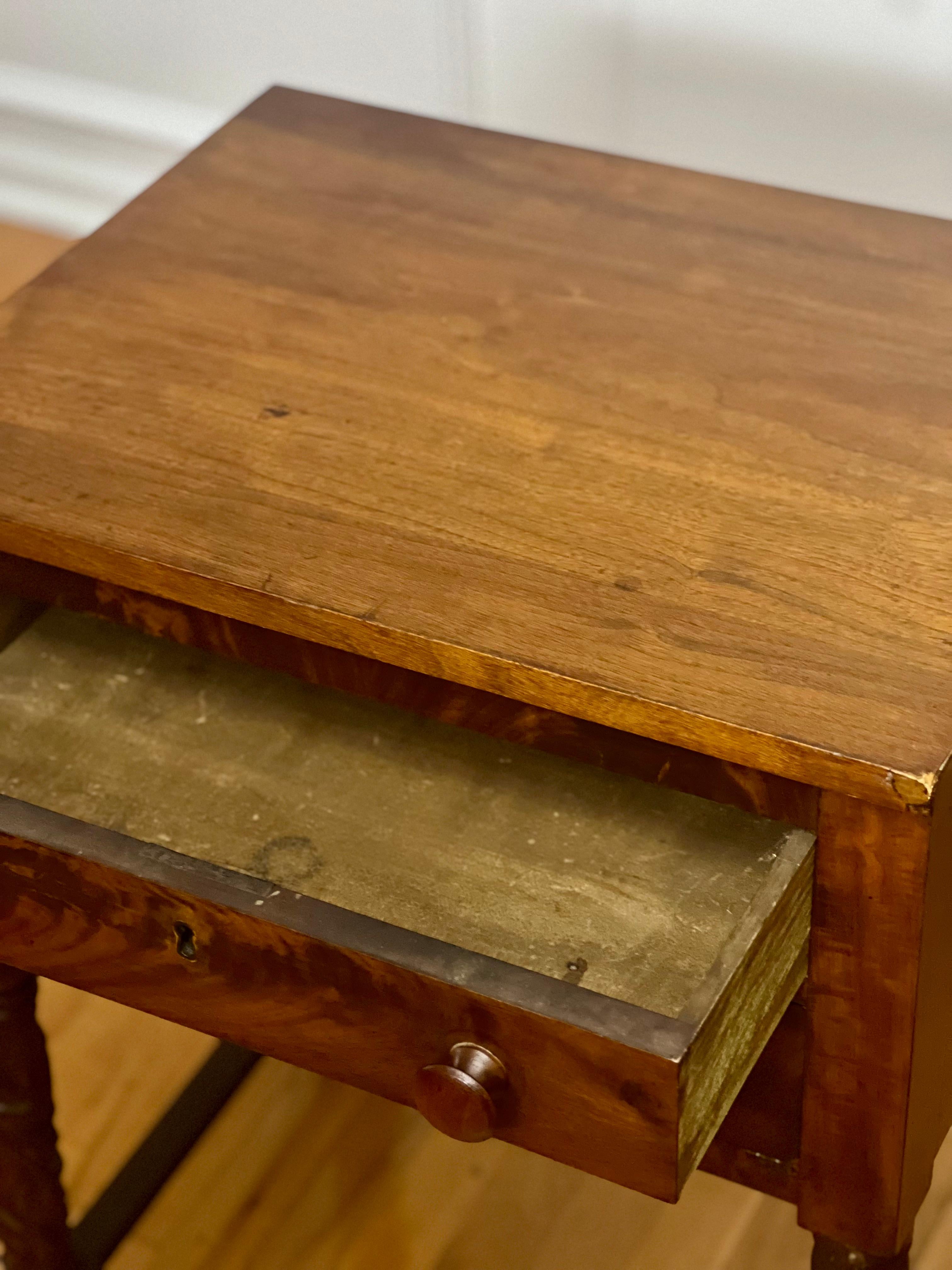 Mesa de trabajo o soporte antiguo Imperio de dos cajones en caoba flameada en venta 4