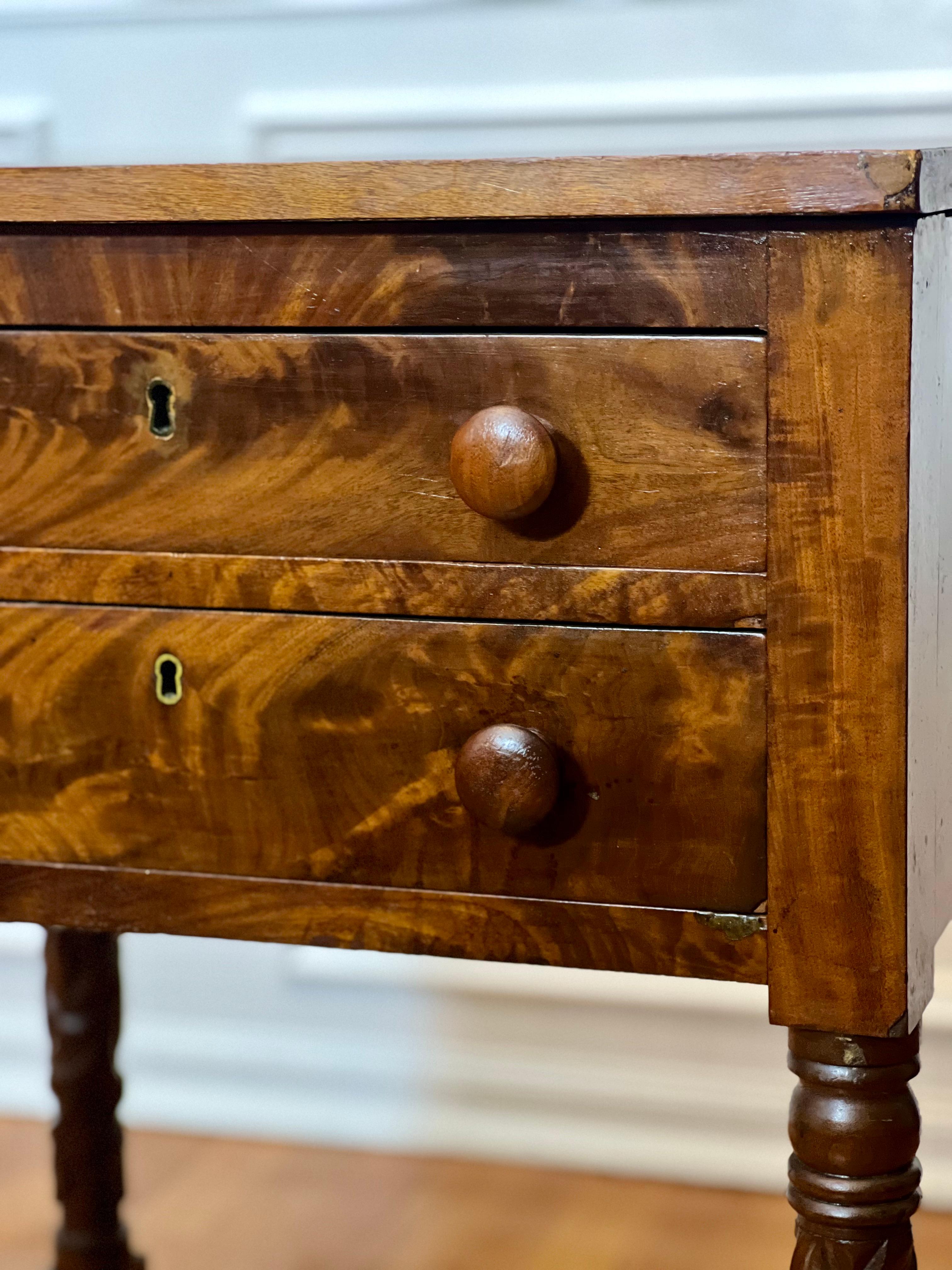 Mesa de trabajo o soporte antiguo Imperio de dos cajones en caoba flameada en venta 5