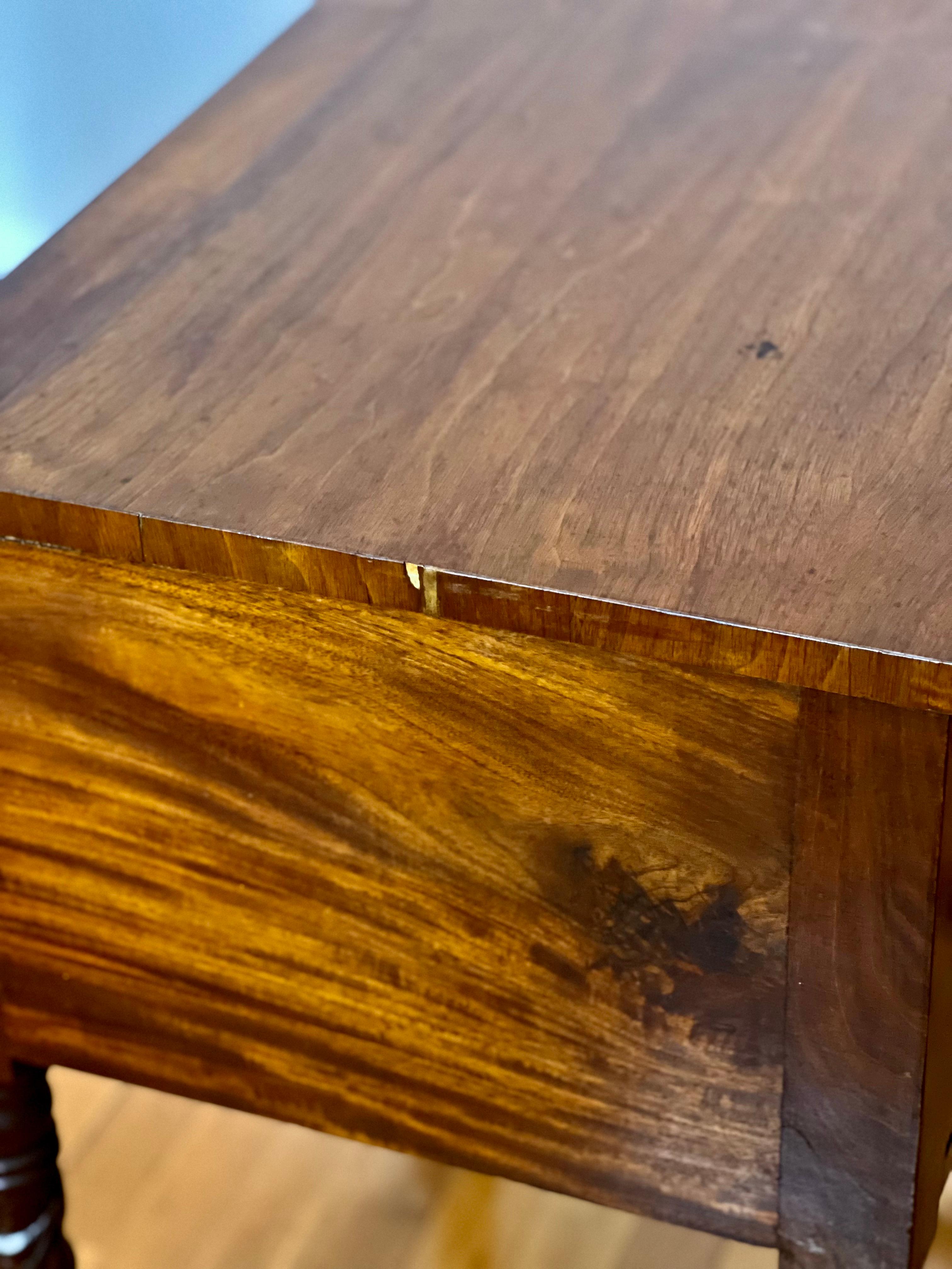 Mesa de trabajo o soporte antiguo Imperio de dos cajones en caoba flameada en venta 6