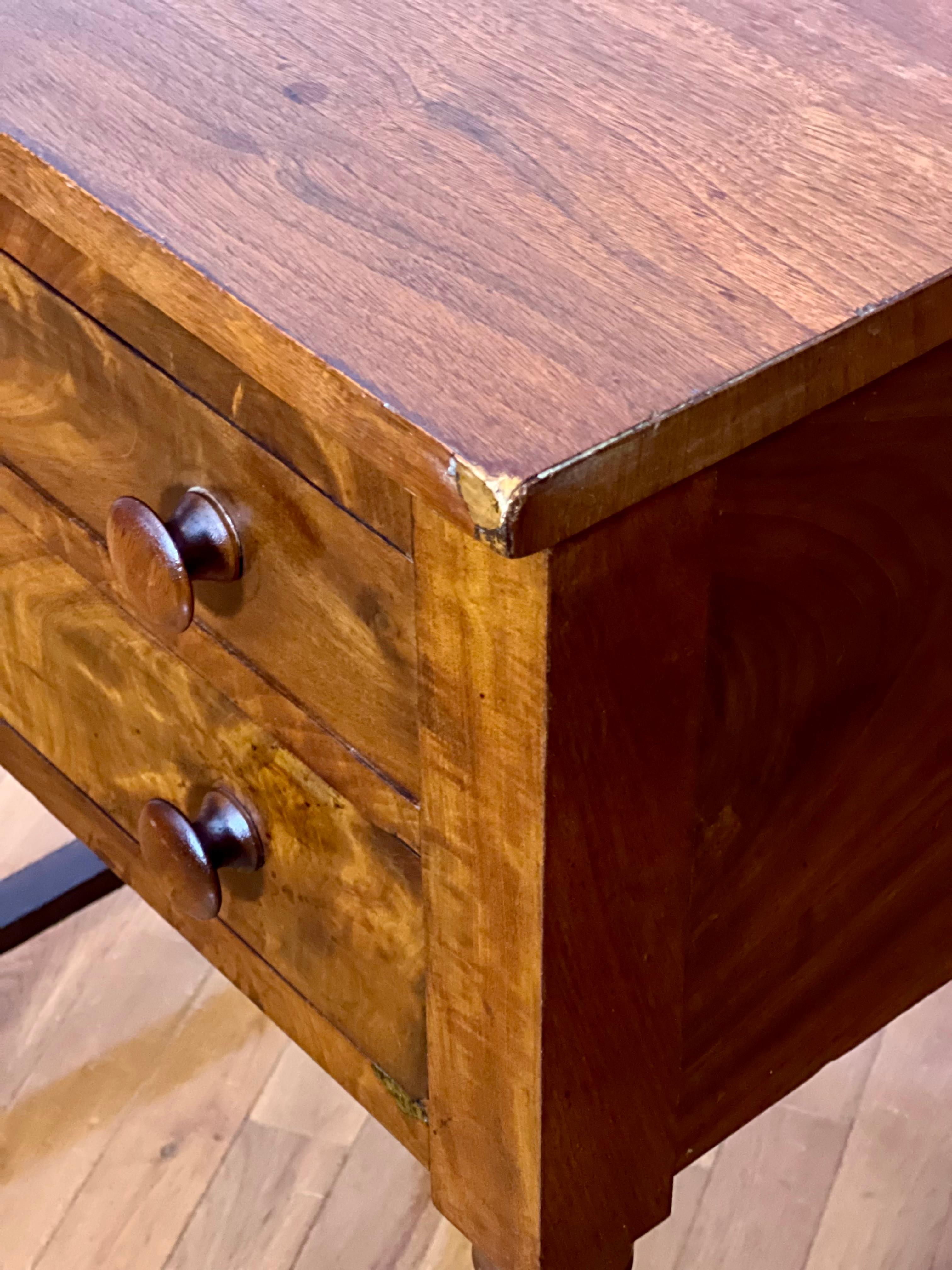 Mesa de trabajo o soporte antiguo Imperio de dos cajones en caoba flameada en venta 7