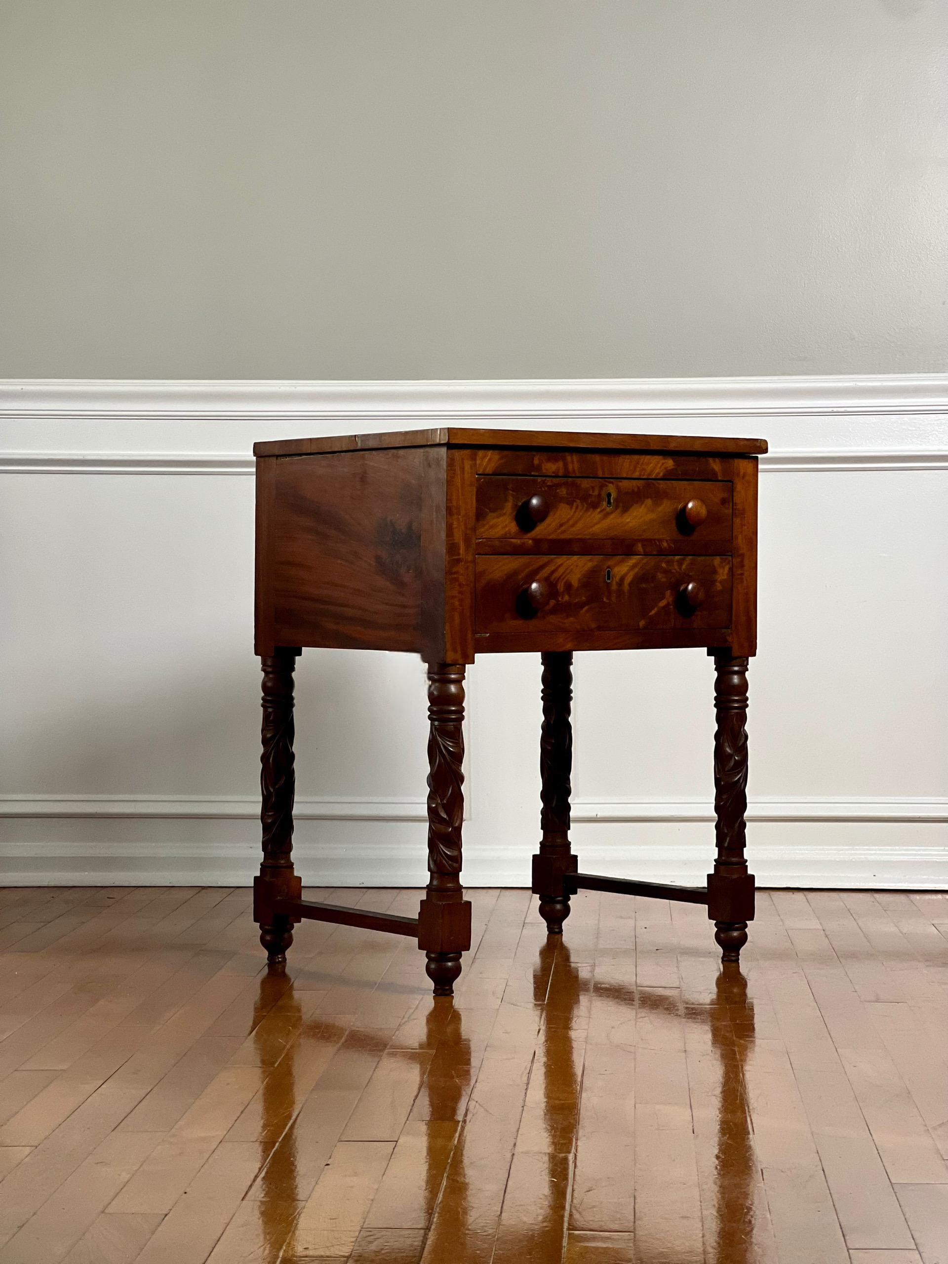 Mesa de trabajo o soporte antiguo Imperio de dos cajones en caoba flameada en venta 8