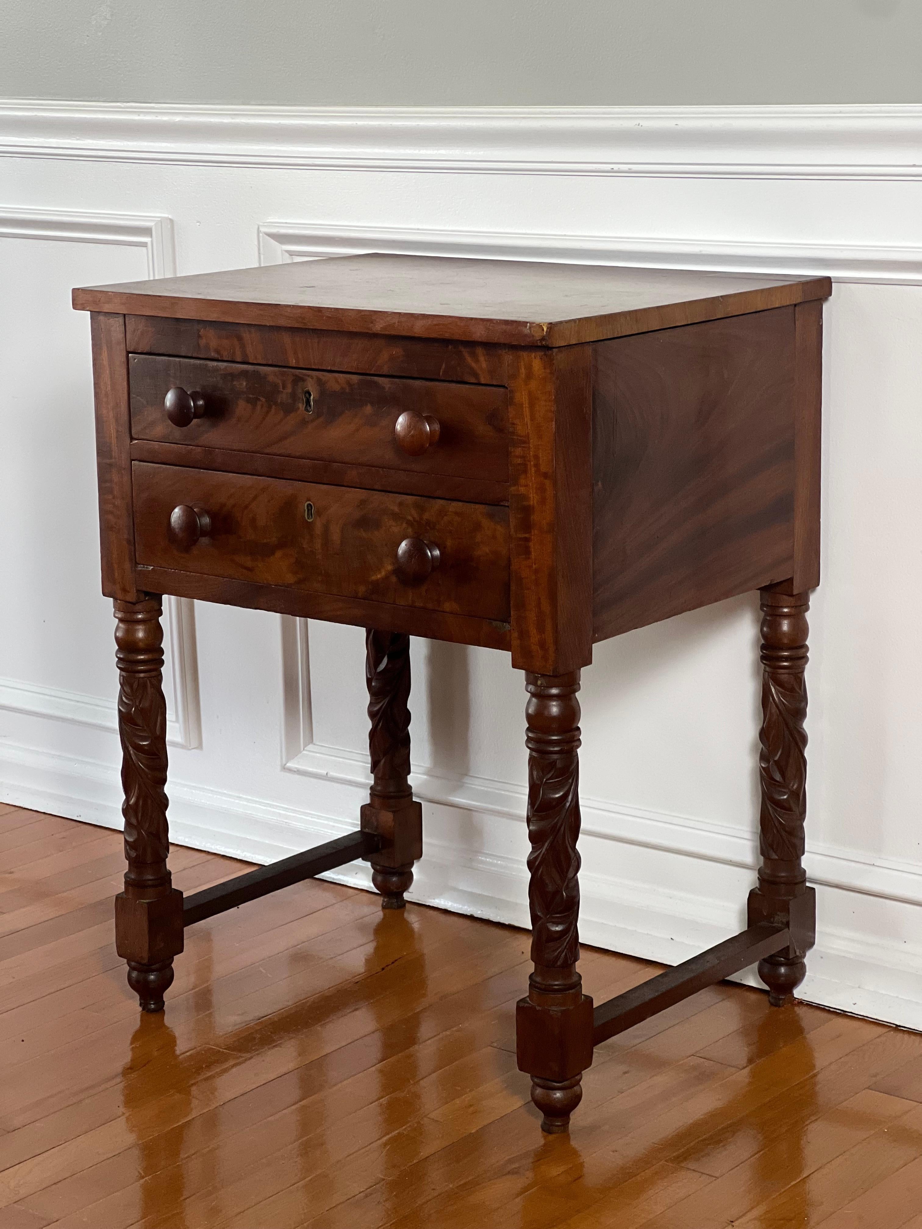 Mesa de trabajo o soporte antiguo Imperio de dos cajones en caoba flameada en venta 9