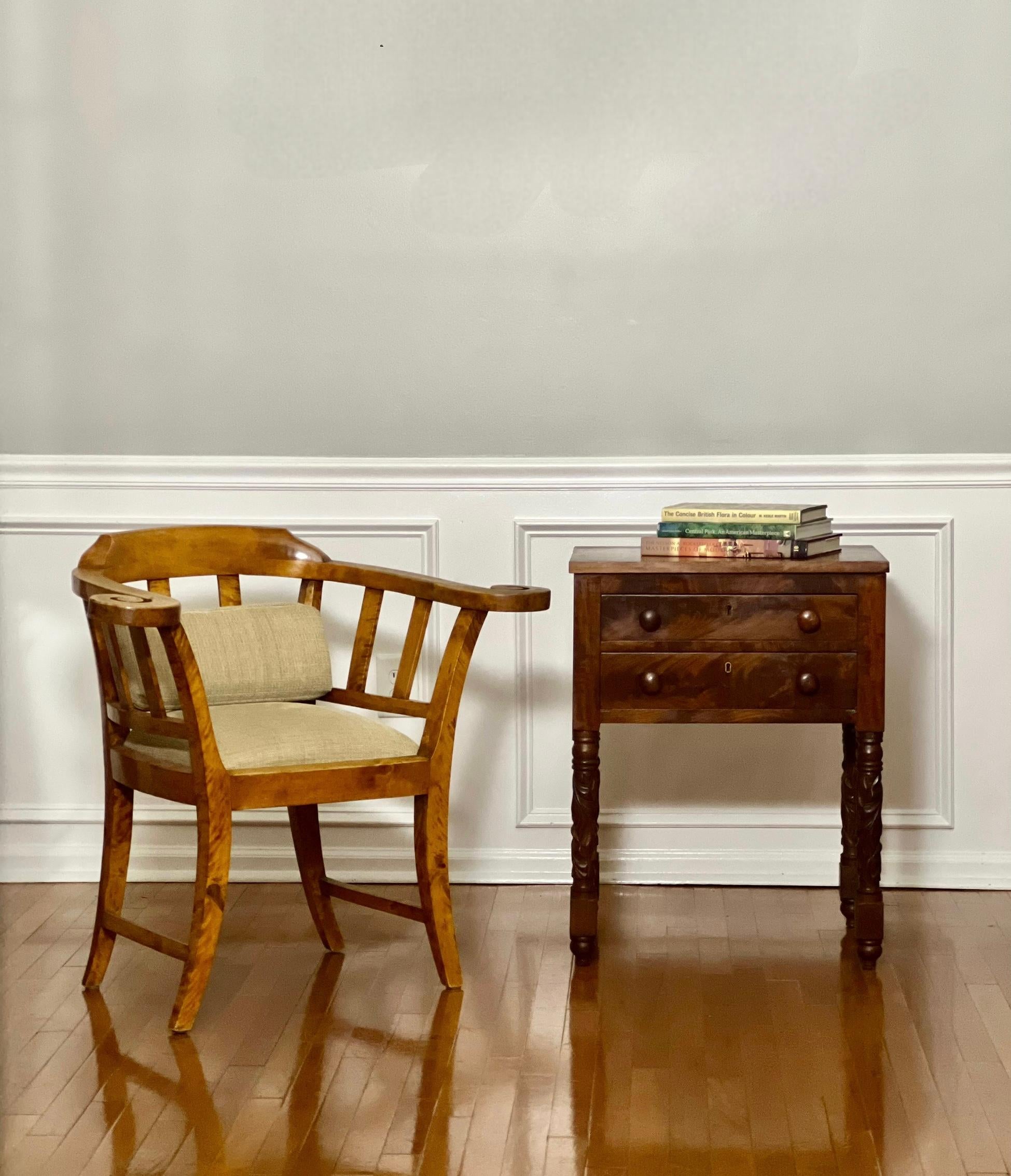 Mesa de trabajo o soporte antiguo Imperio de dos cajones en caoba flameada en venta 10