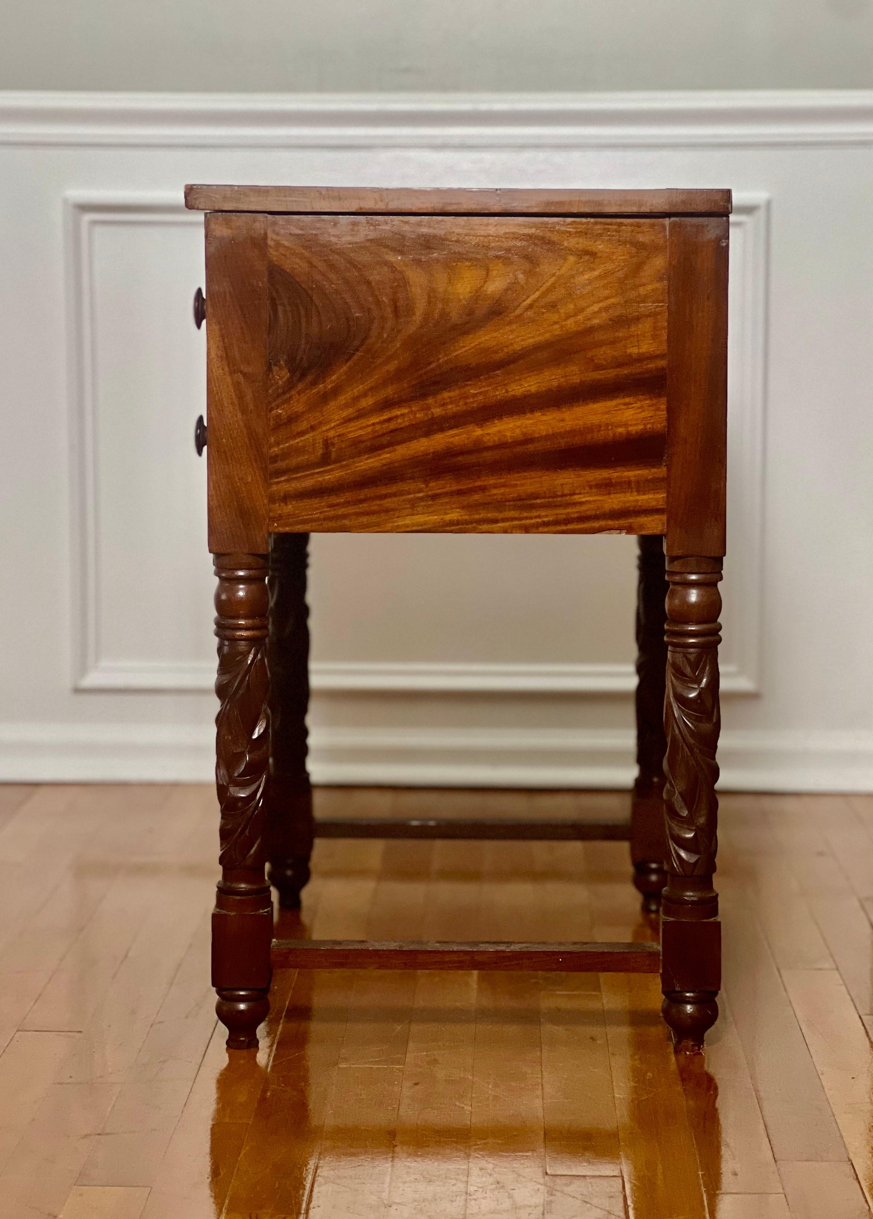 Mesa de trabajo o soporte antiguo Imperio de dos cajones en caoba flameada Tallado en venta