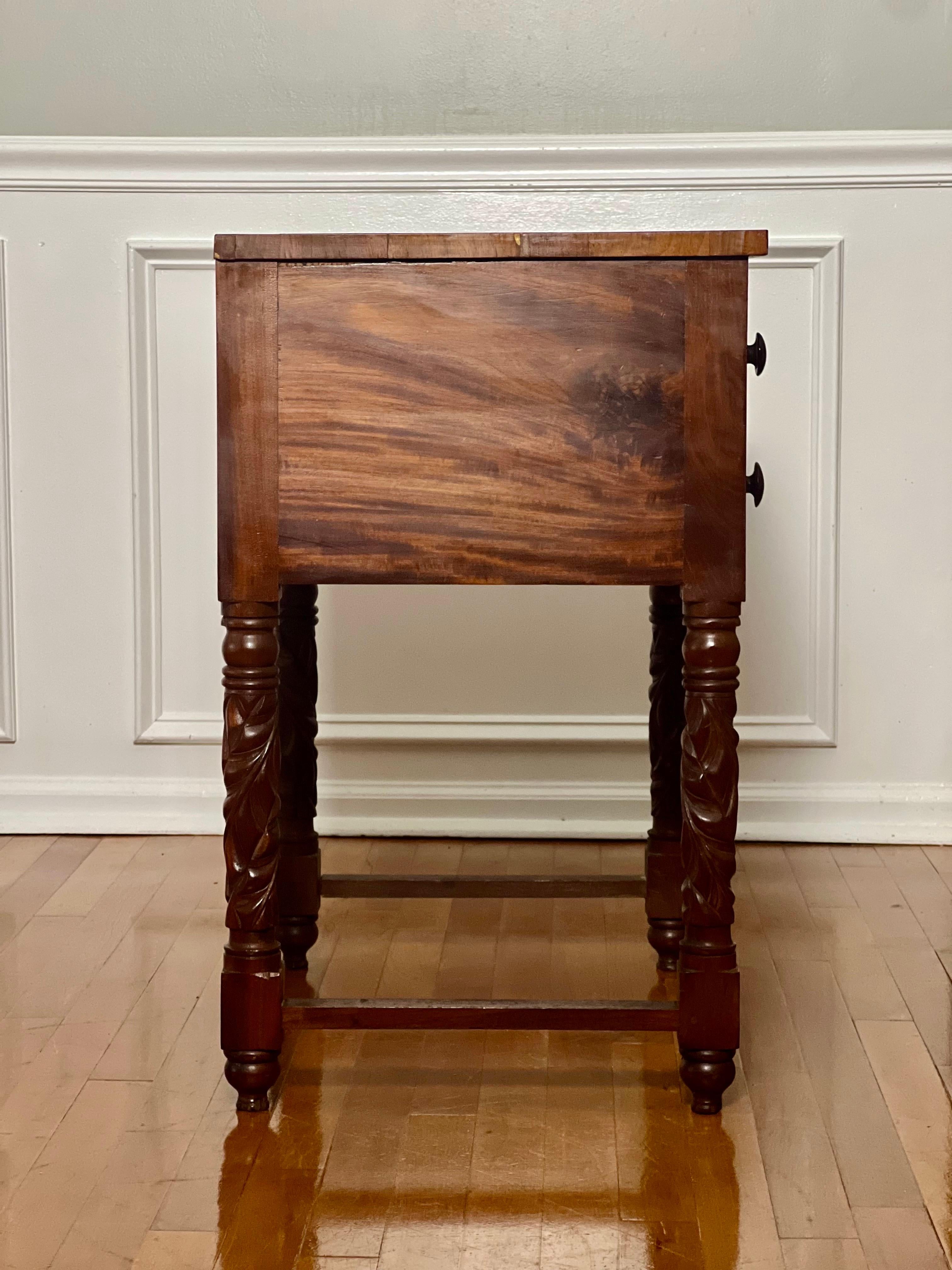 Mesa de trabajo o soporte antiguo Imperio de dos cajones en caoba flameada en Bueno estado para la venta en Doylestown, PA