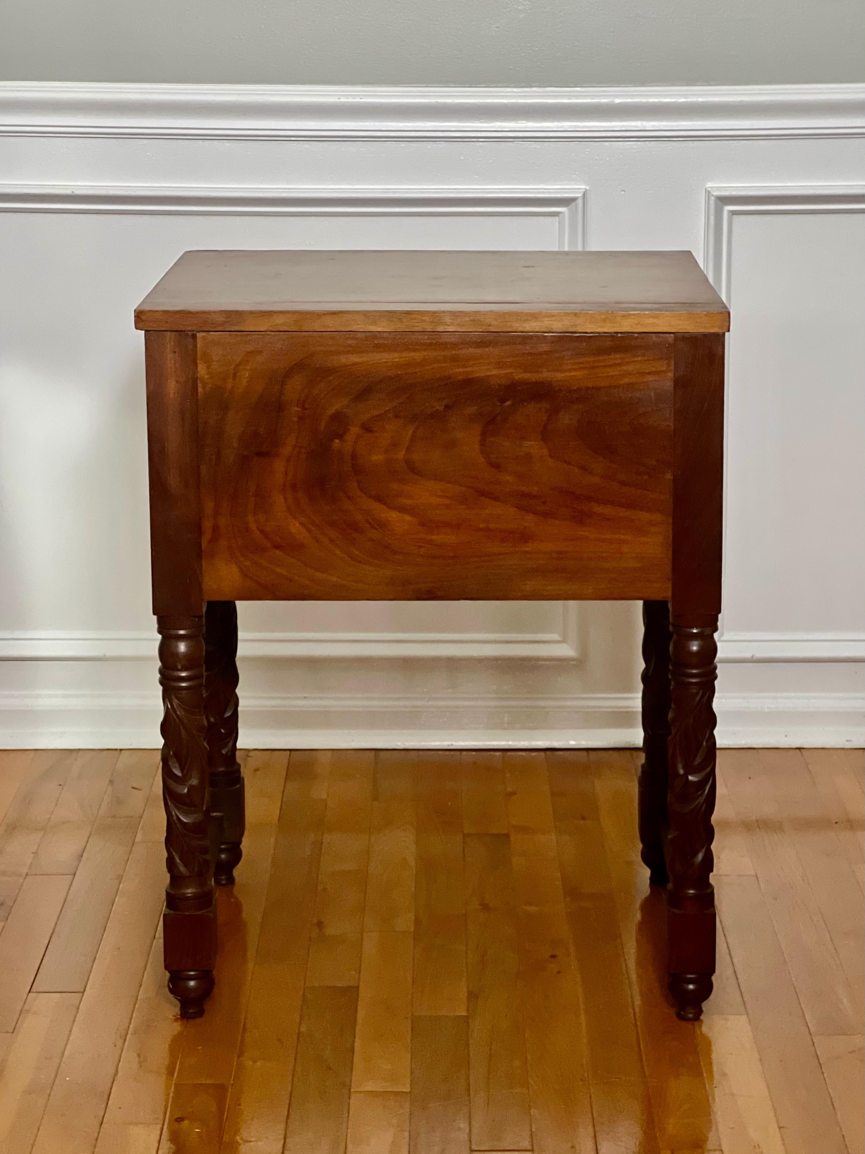 Mesa de trabajo o soporte antiguo Imperio de dos cajones en caoba flameada siglo XIX en venta