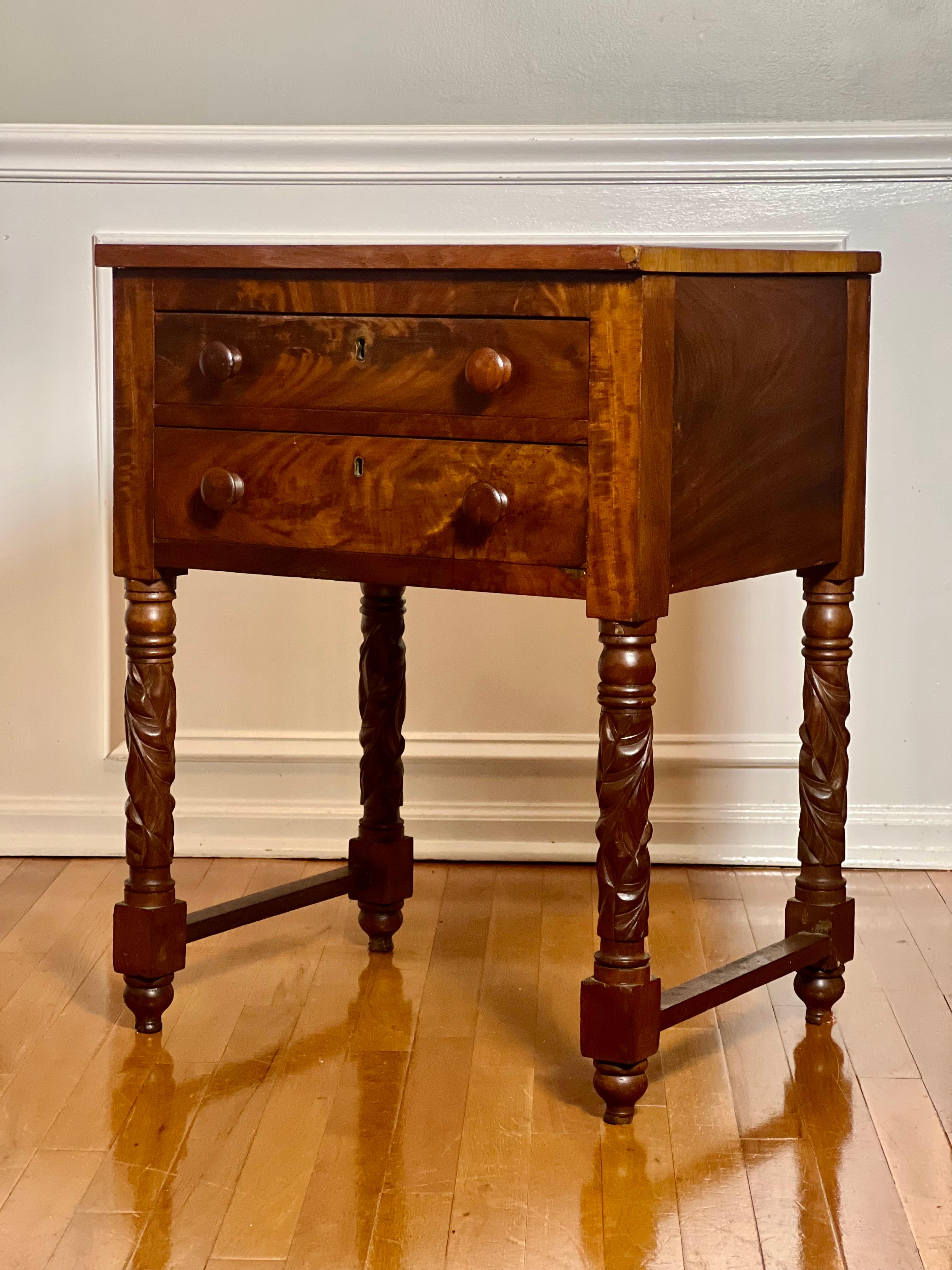 Mesa de trabajo o soporte antiguo Imperio de dos cajones en caoba flameada Caoba en venta