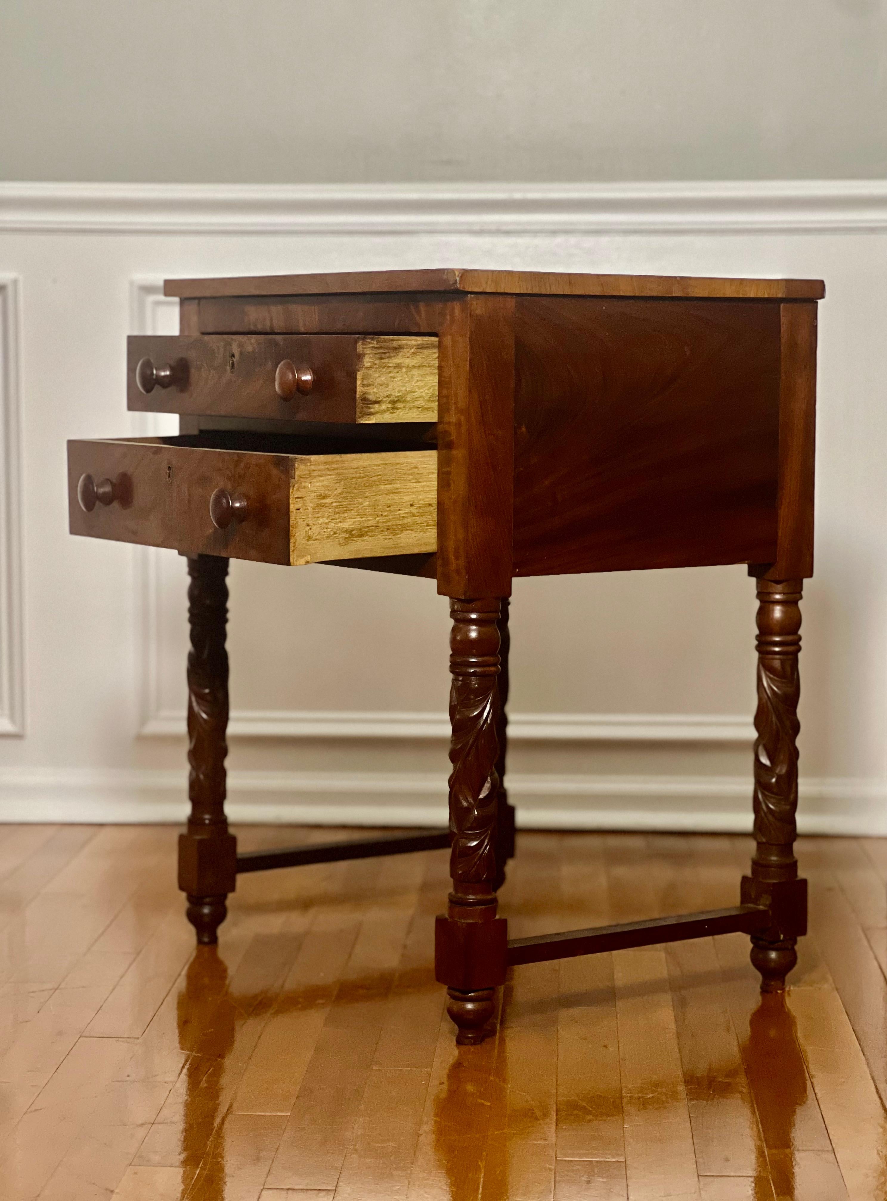 Mesa de trabajo o soporte antiguo Imperio de dos cajones en caoba flameada en venta 1