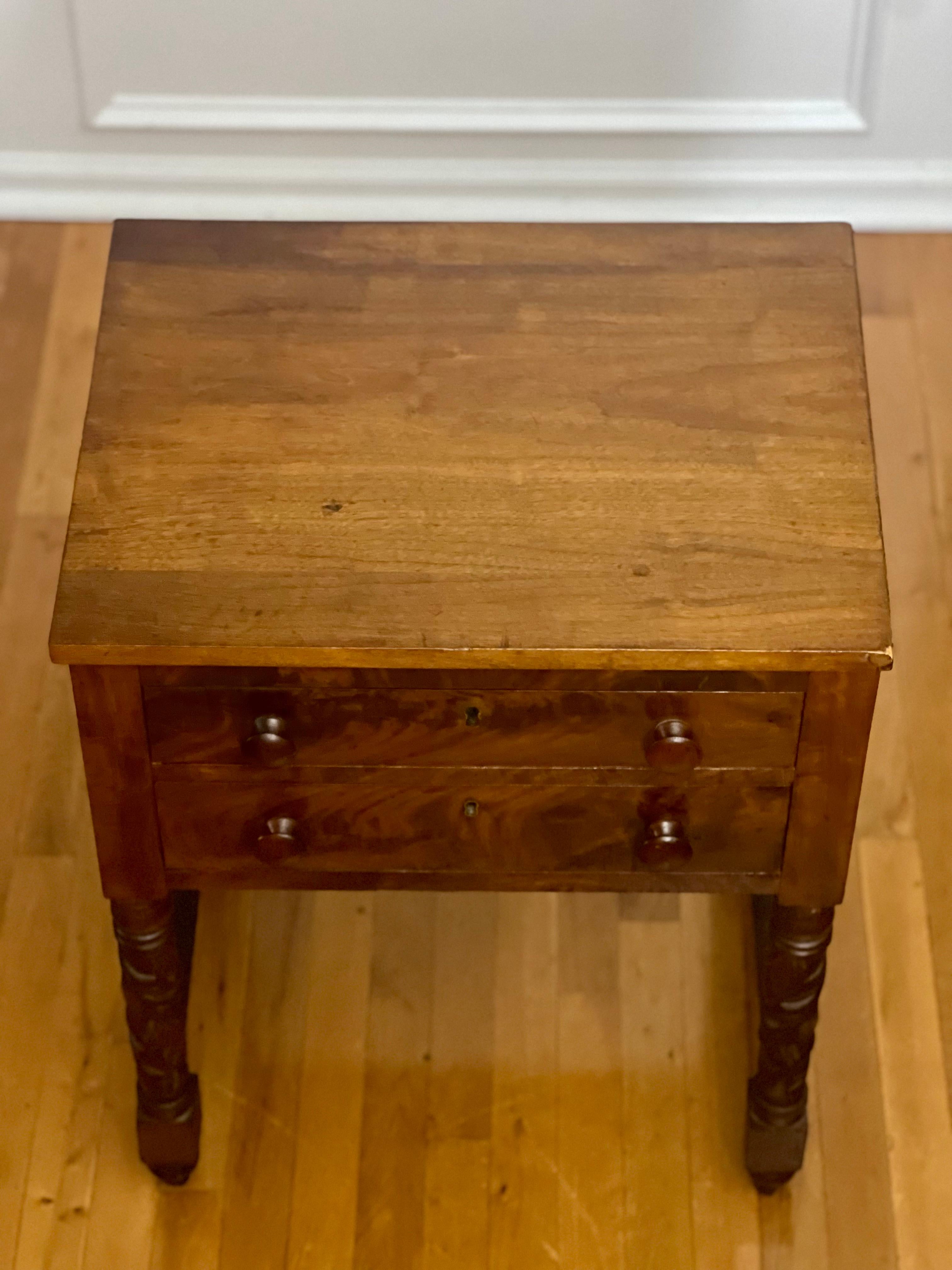 Mesa de trabajo o soporte antiguo Imperio de dos cajones en caoba flameada en venta 2