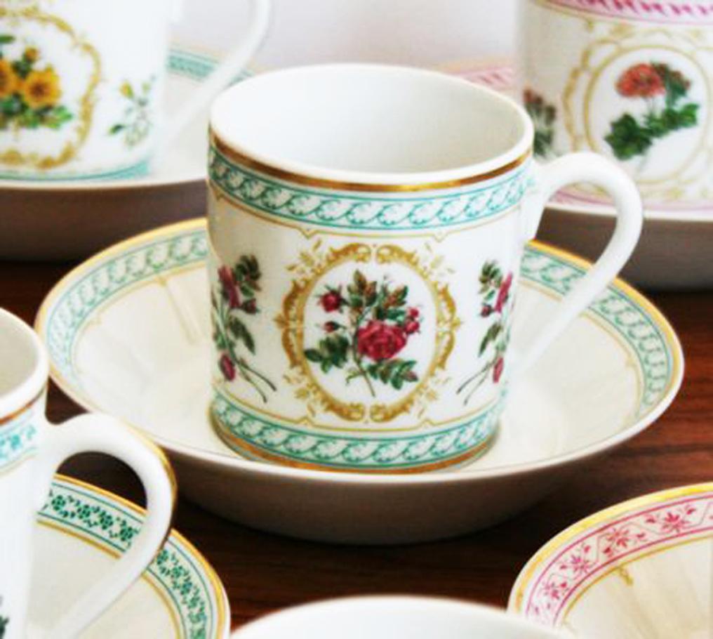 We offer this beautiful collection of ten (The other two were protected by manipulation, shipping also if something is recoverable) sets of cups and saucers Haviland Limoges demitasse of the Empress Josephine collection.

Each one is different.