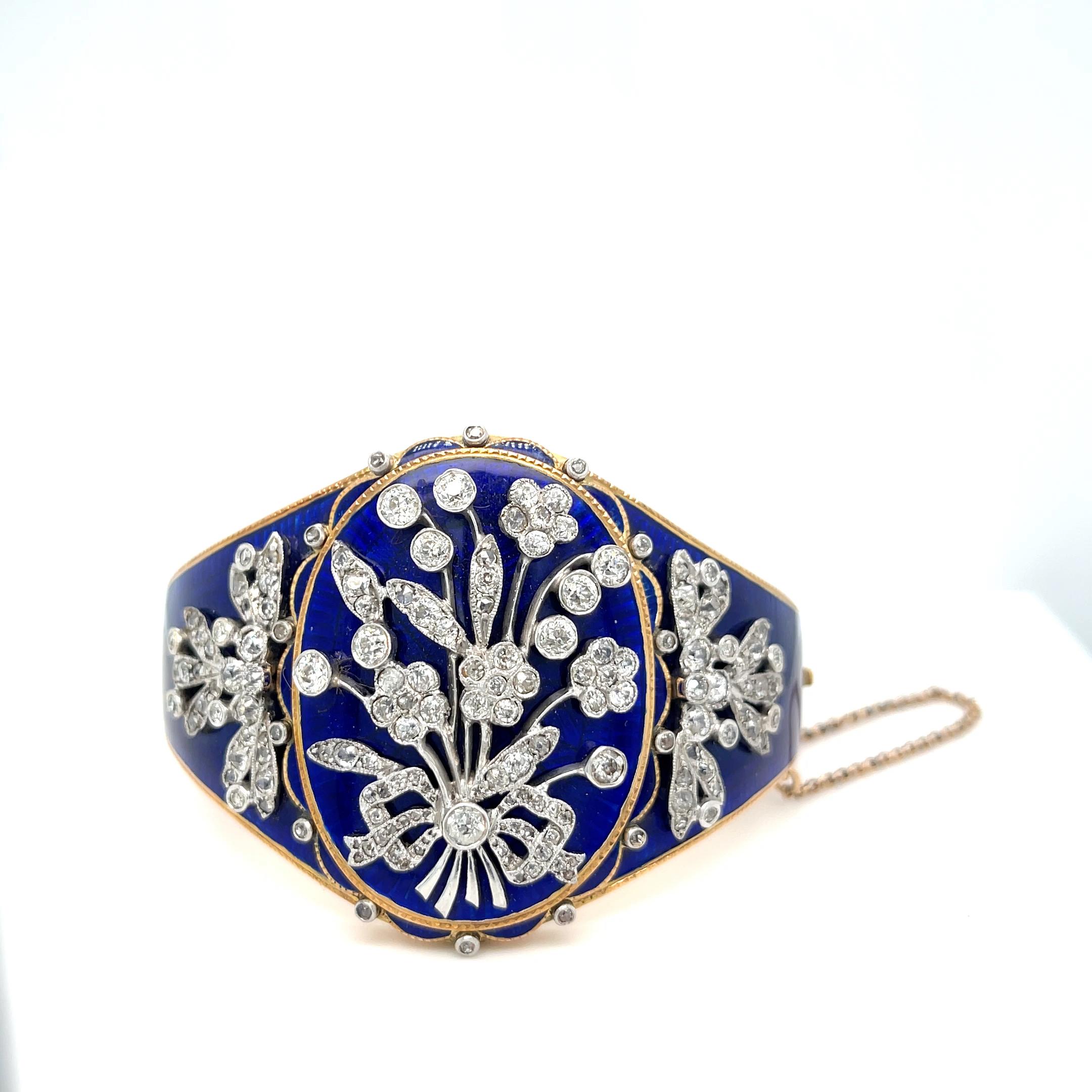 Bracelet à charnière en émail ancien et diamants
La moitié avant est ornée d'une plaque en émail bleu, plus foncée, qui se rétrécit vers les côtés.
Diamants taille ancienne et rose pesant environ 4,50 carats
Lunette en or 18k et platine
Poids brut :