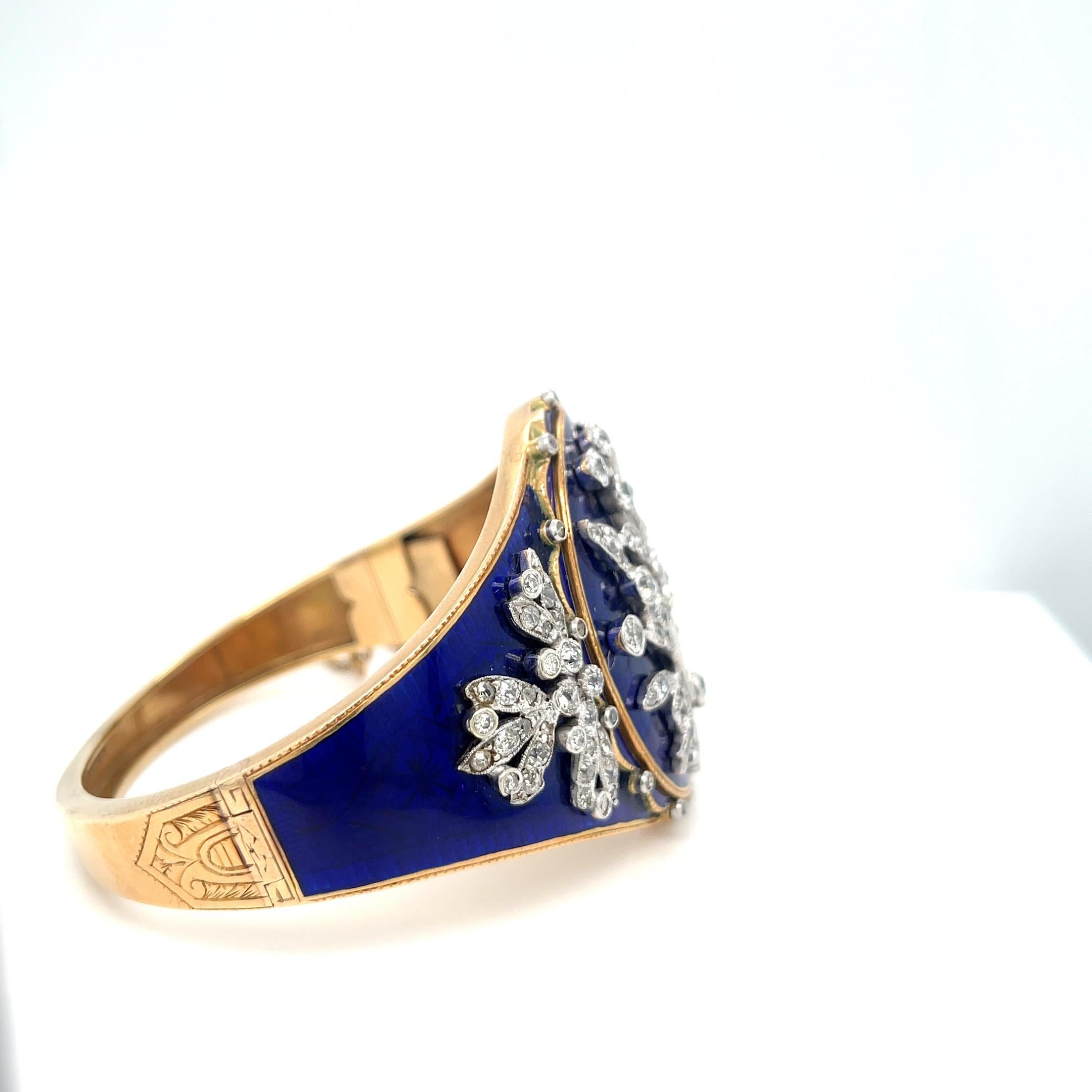 Taille ronde Bracelet jonc à charnière ancien en or 14 carats et platine avec émail et diamants de 4,50 carats, taille 6,5 en vente