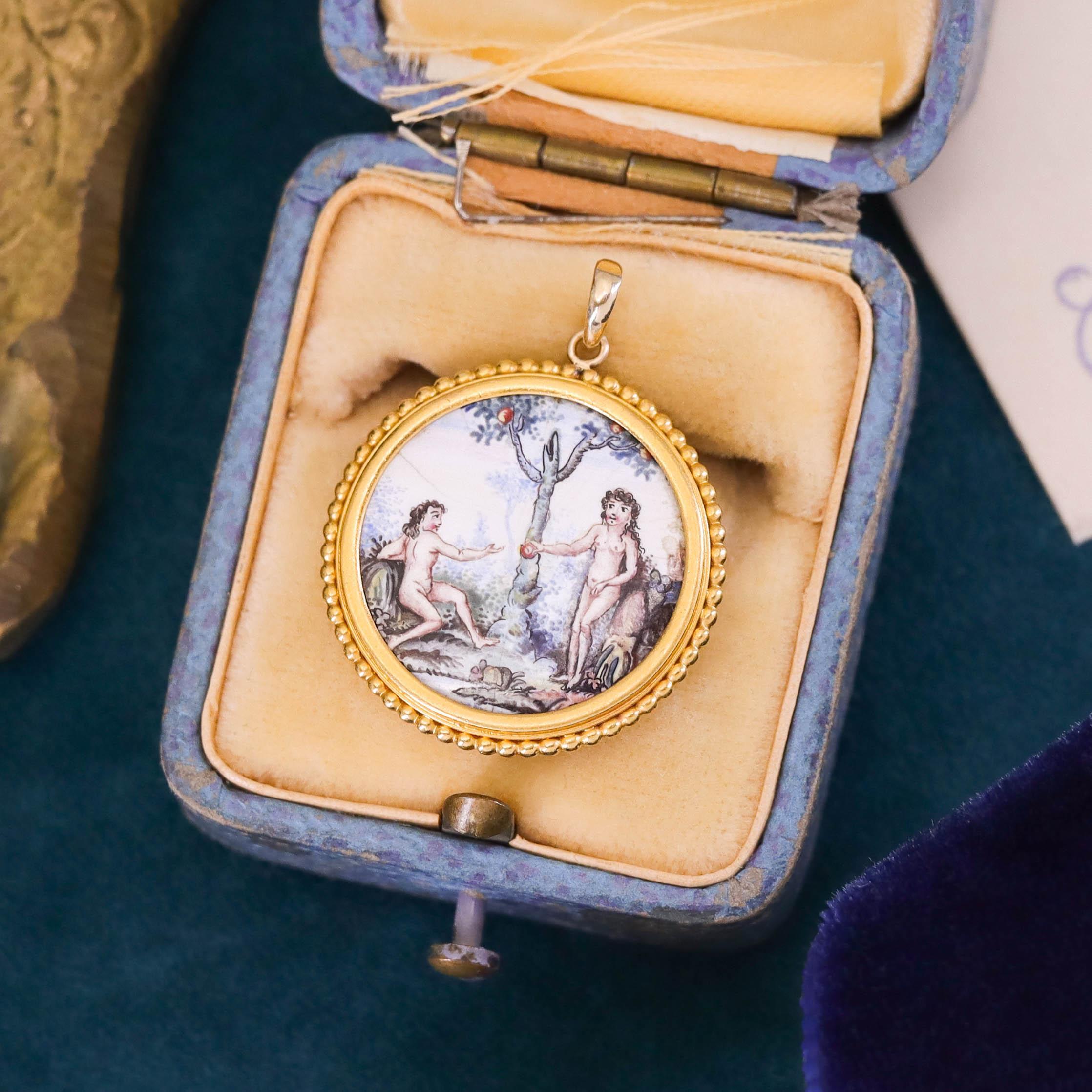 Pendentif ancien Adam et Ève en or 14 carats Pour femmes en vente