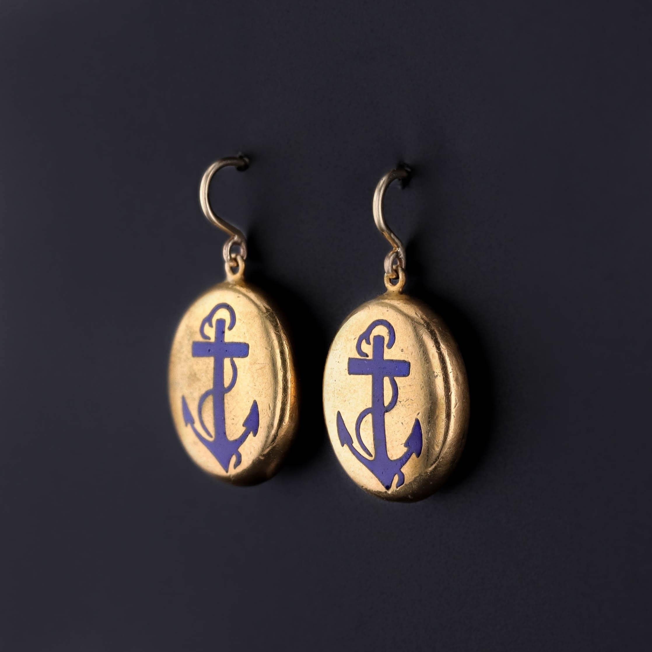 Orecchini ad ancora antichi: Questi orecchini presentano ancore in smalto blu su gocce in oro. Sono stati creati a partire da ciondoli antichi (circa 1880) aggiungendo dei fili d'oro 14k.

Ogni orecchino misura 1 pollice dalla parte superiore del