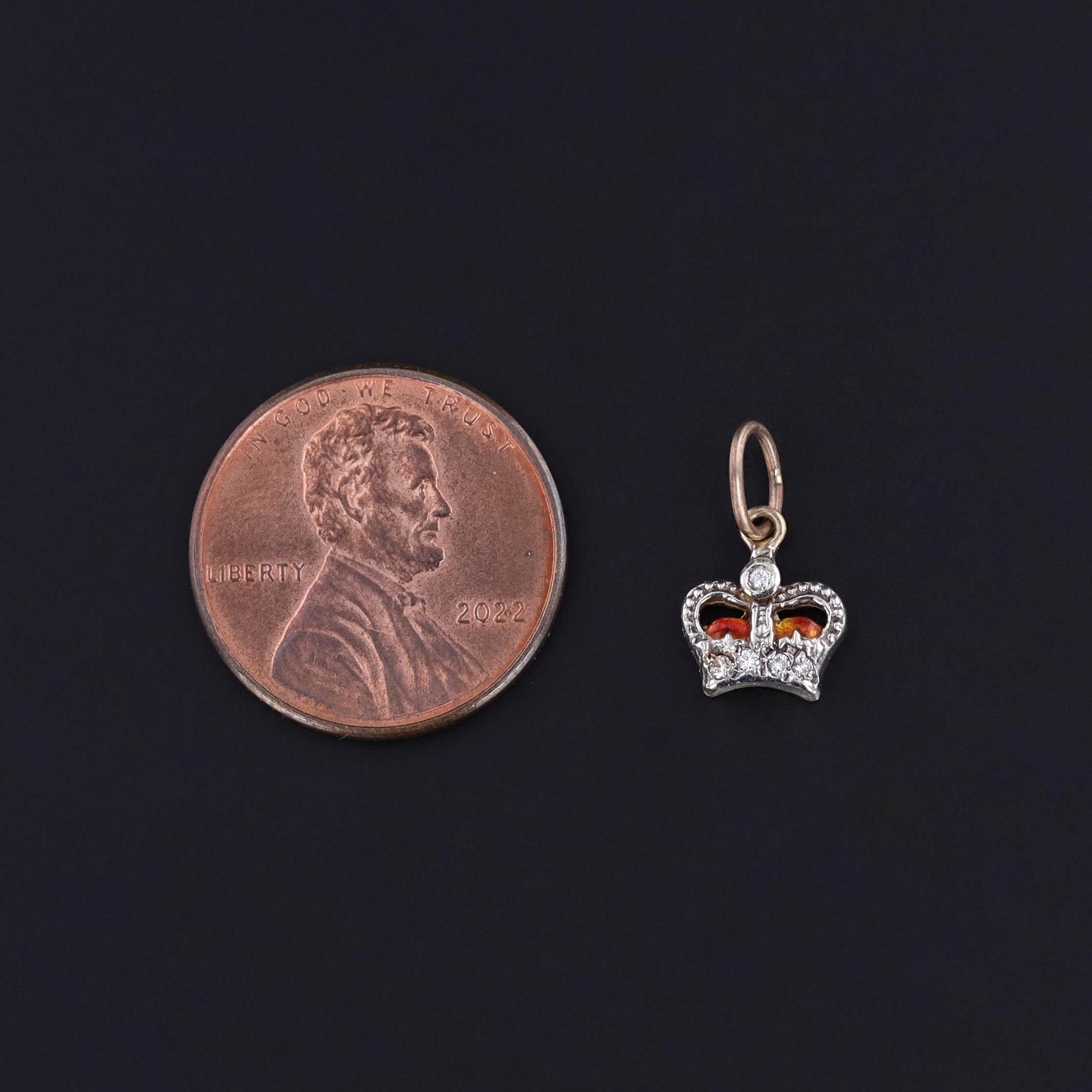 Charme Antiques in oro 9ct con diamanti e smalto rosso (CIRCA 1920)

Questo affascinante pezzo d'antiquariato, originariamente parte di una spilla del 1920 circa, presenta il disegno di una corona regale realizzata in oro 9ct. La corona è