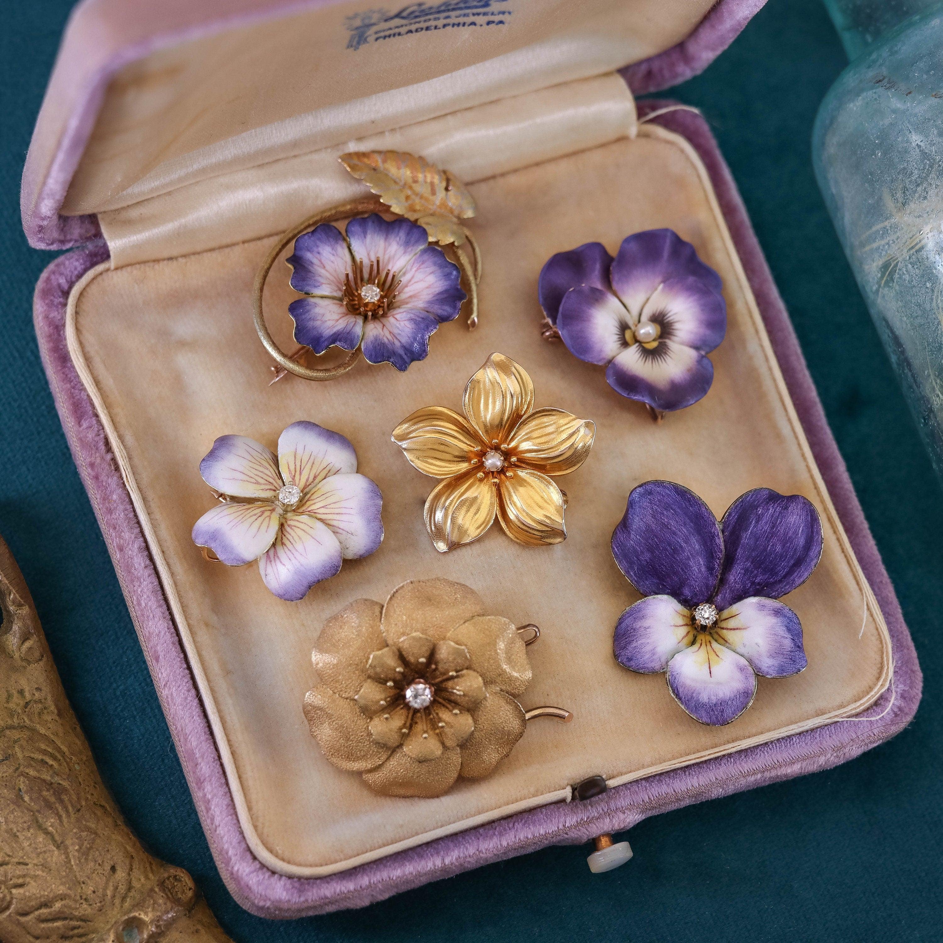 Antica spilla a fiore in smalto e diamanti in oro 14k In condizioni ottime in vendita a Lewisburg, PA