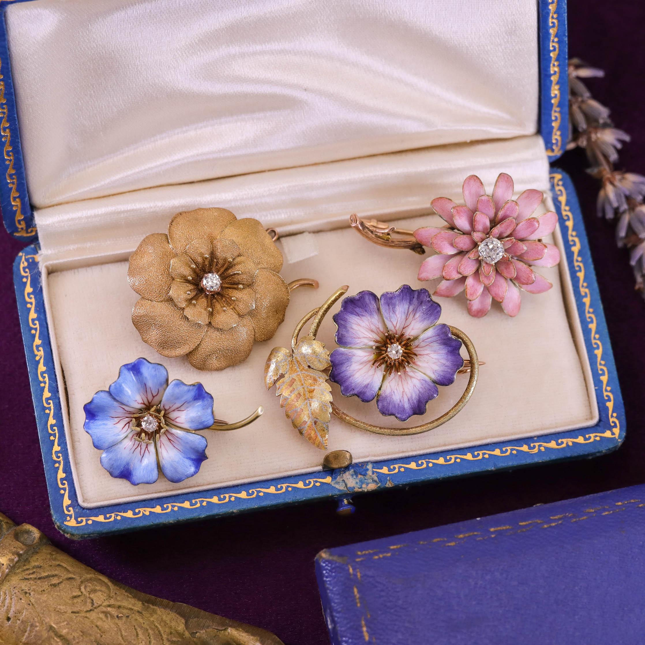 Antica spilla a fiore in smalto e diamanti in oro 14k In condizioni ottime in vendita a Lewisburg, PA