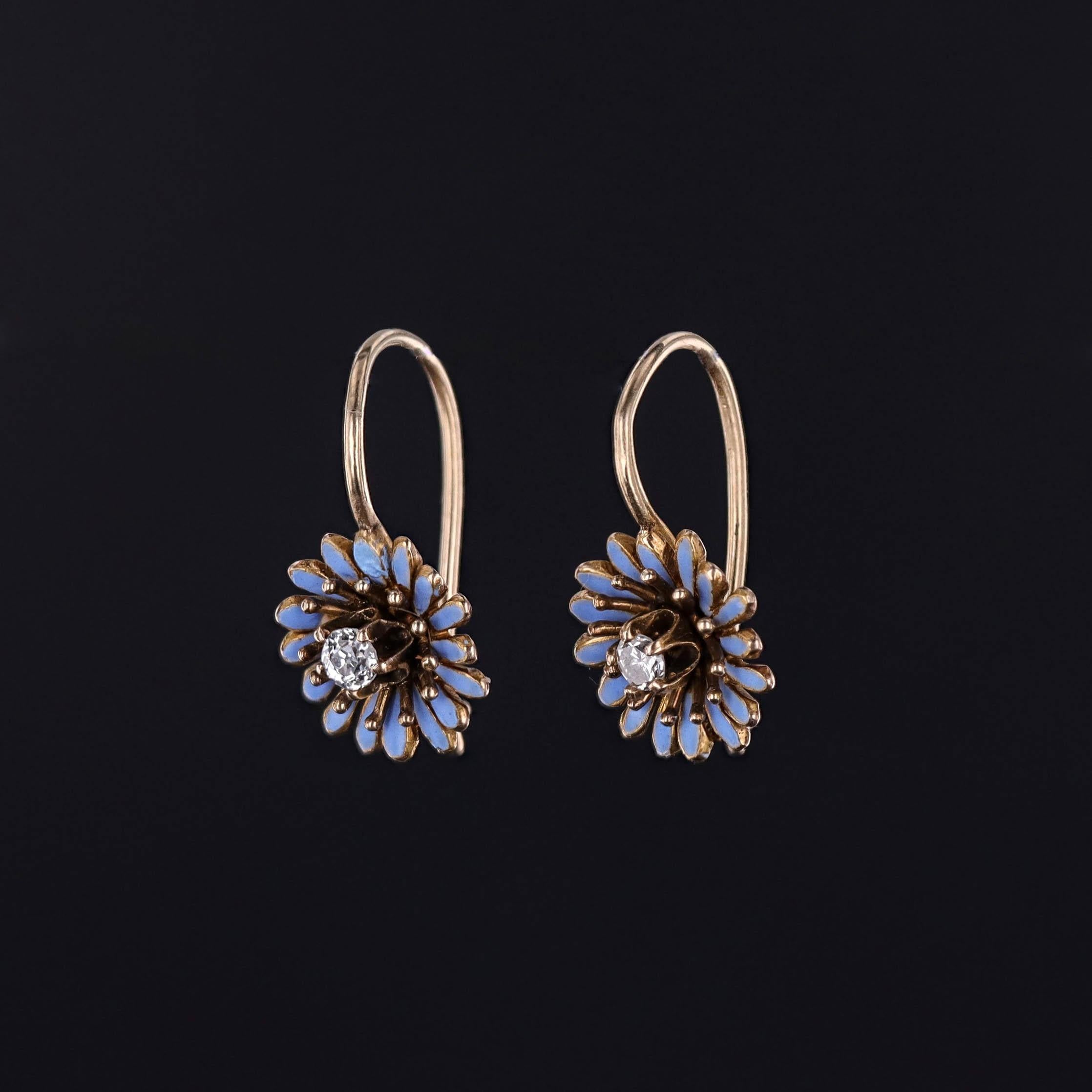 Antike Gänseblümchen-Ohrringe aus blauer Emaille in 14k Gold mit Diamantbesatz, CIRCA 1910

Dieses elegante Paar antiker Ohrringe erweckt die Handwerkskunst des frühen 20. Jahrhunderts mit Charme und Raffinesse zu neuem Leben. Ursprünglich Teil