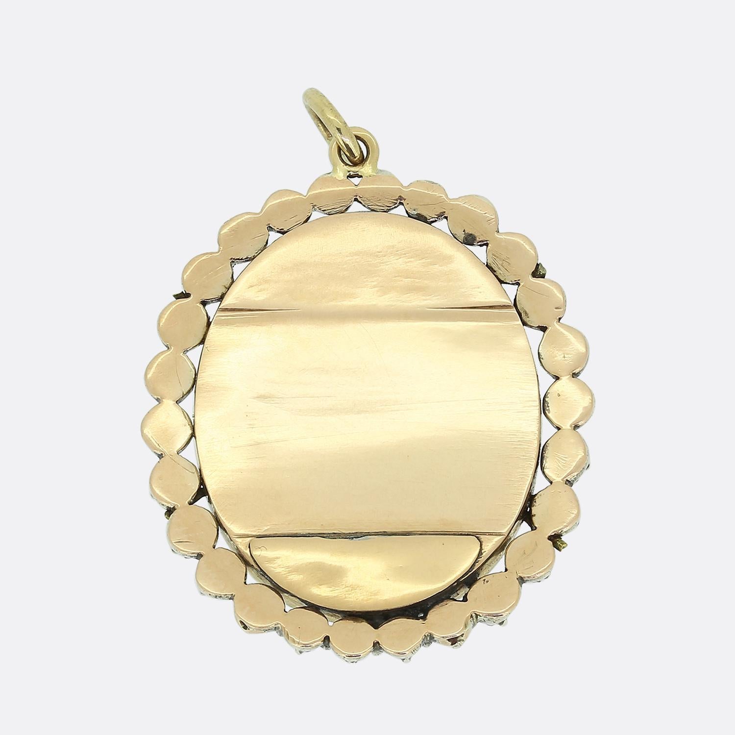 Hier haben wir einen charmanten Anhänger aus der georgianischen Zeit. Dieses antike Stück wurde aus Altgold in einer ovalen Form gefertigt und beherbergt einen großen Diamanten im Rosenschliff in der Mitte der Vorderseite. Der Hauptstein sitzt
