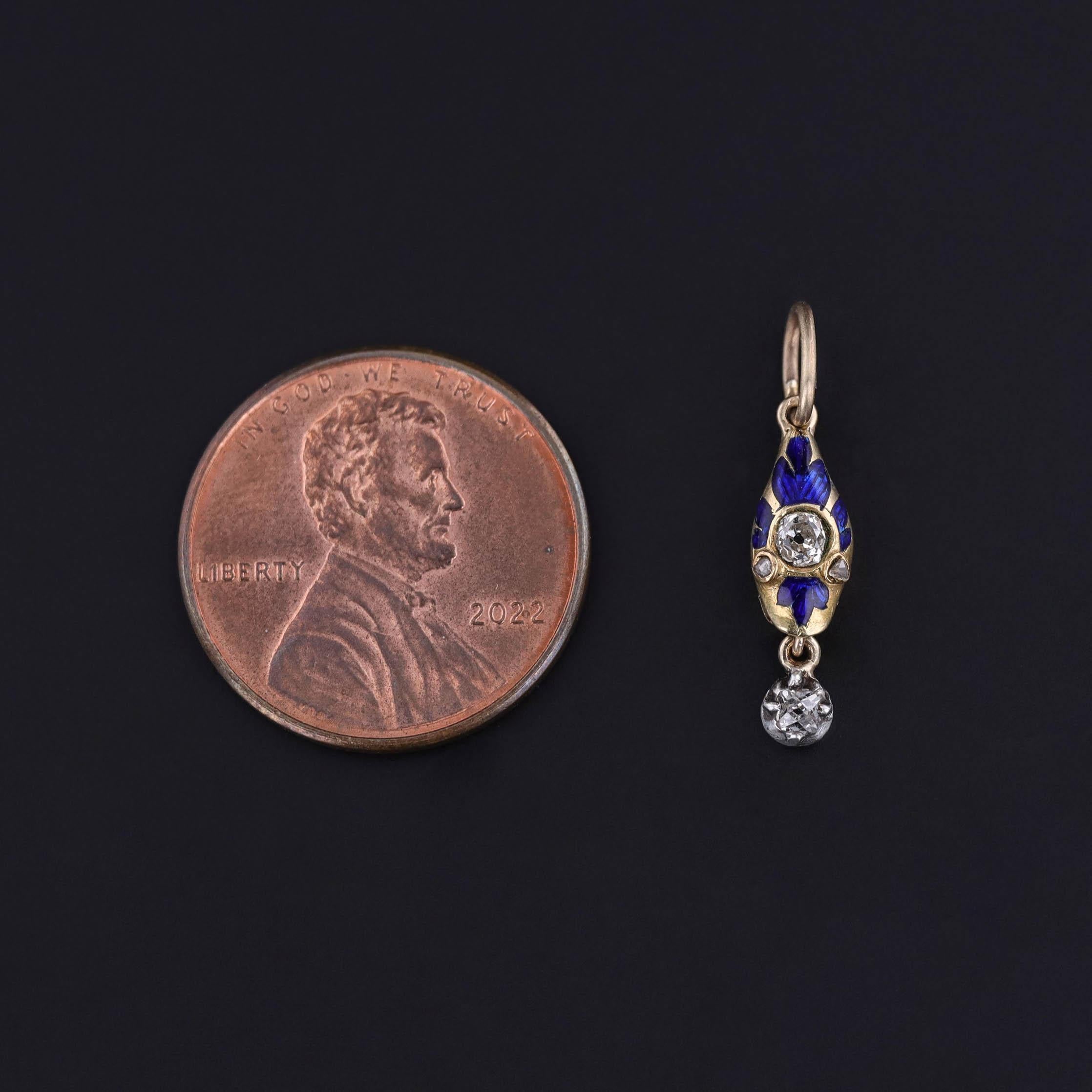 Simbolo affascinante di eternità e trasformazione, questo ciondolo a forma di testa di serpente di epoca vittoriana (1830-1850 circa) è un gioiello finemente lavorato in oro 18 carati, ornato da uno smalto blu reale dalle tonalità intense e